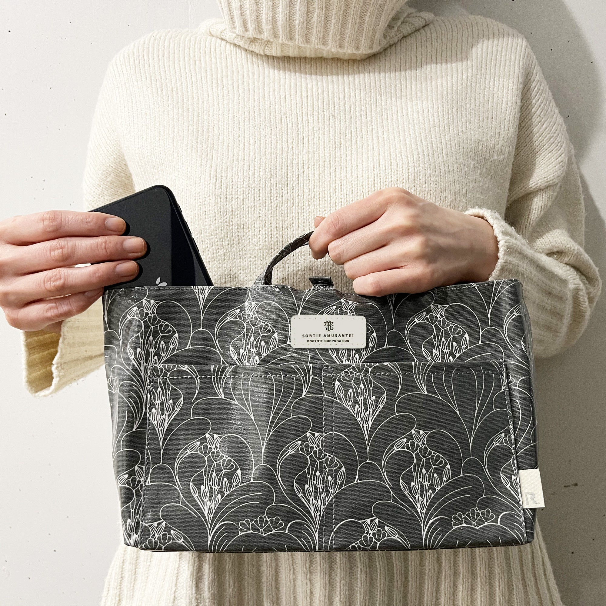 ミニバッグとしても活躍します。