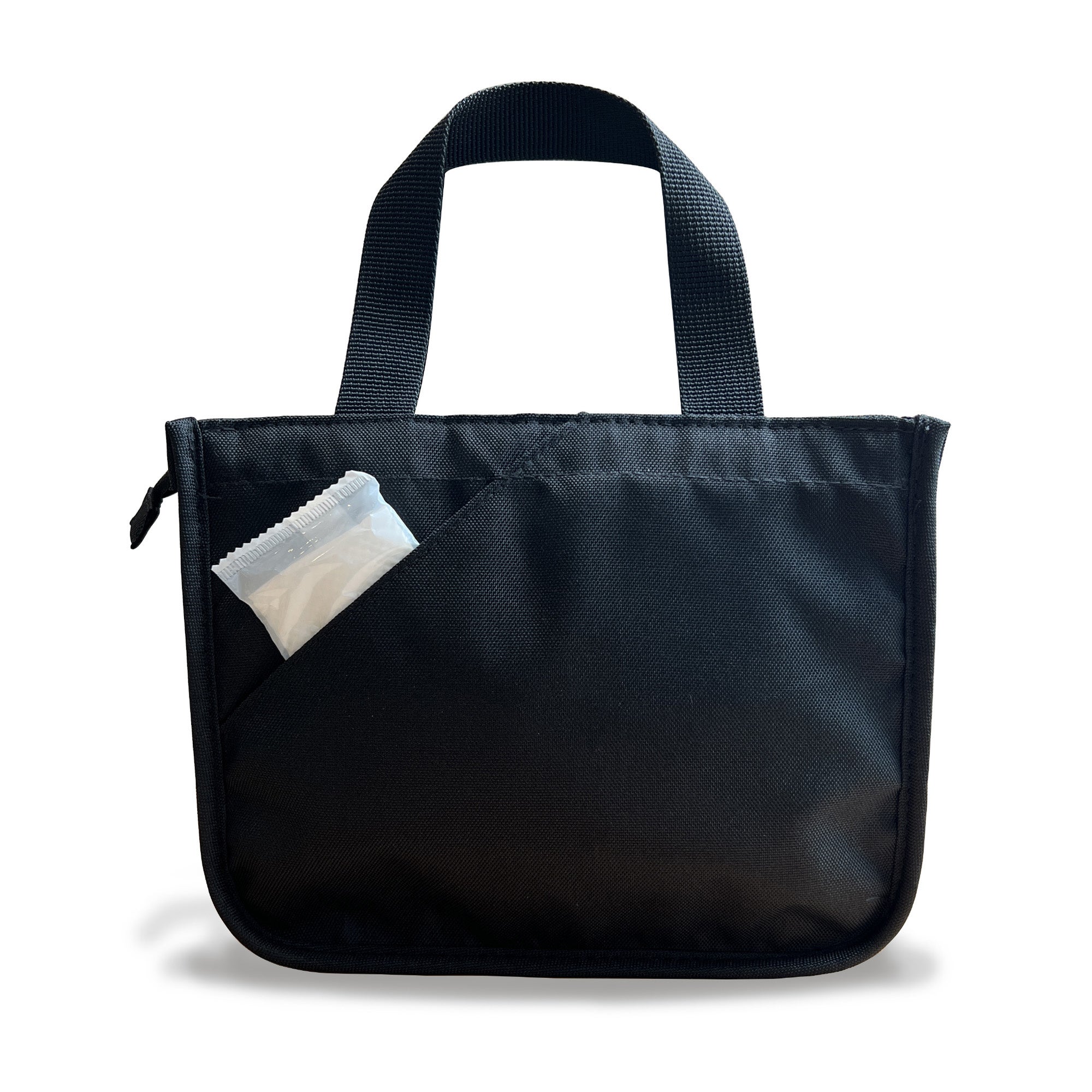 背面にはウェットティッシュなどの収納に便利なルーポケット付き。