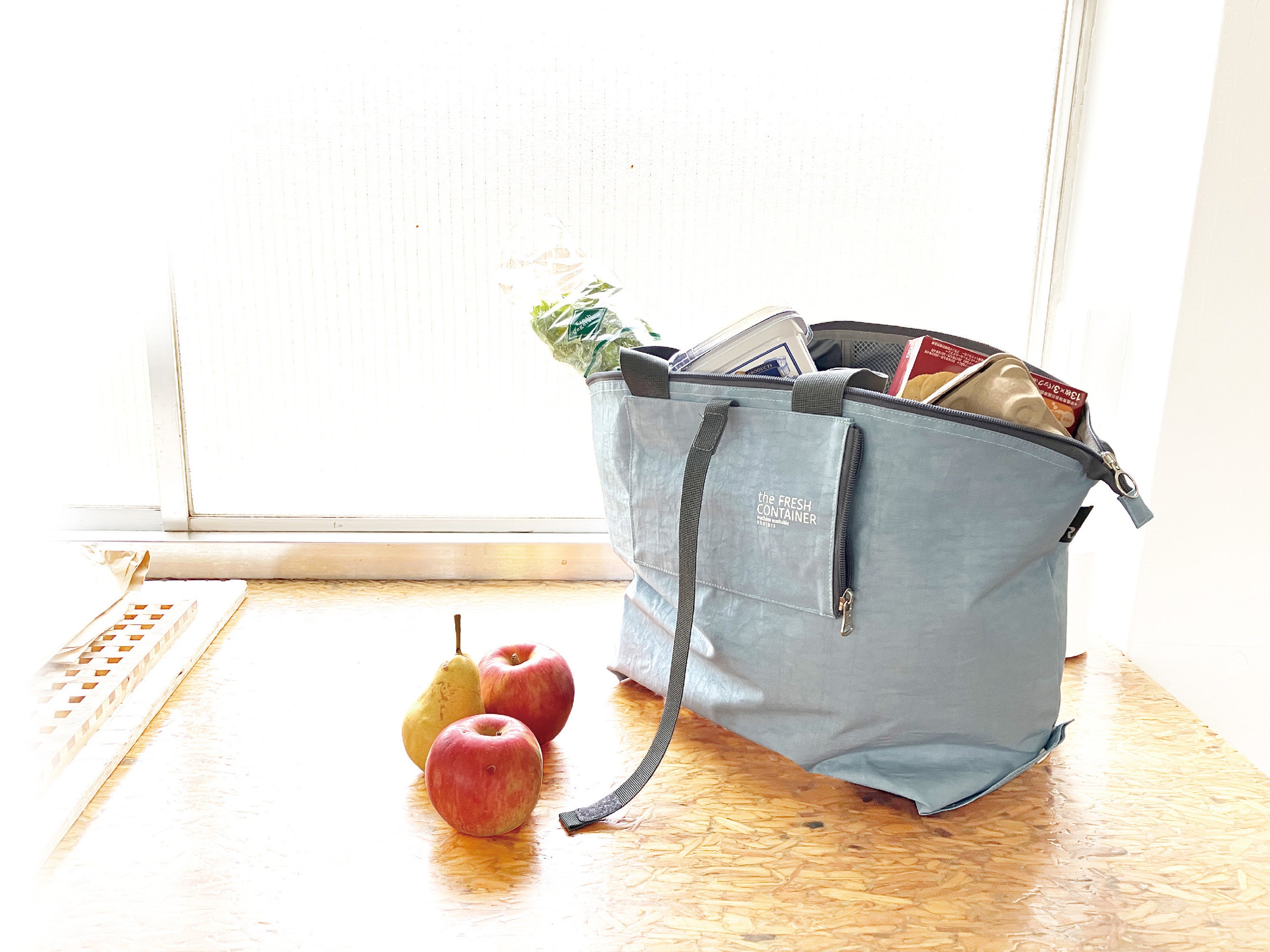 お買い物やレジャーに活躍する大容量トート