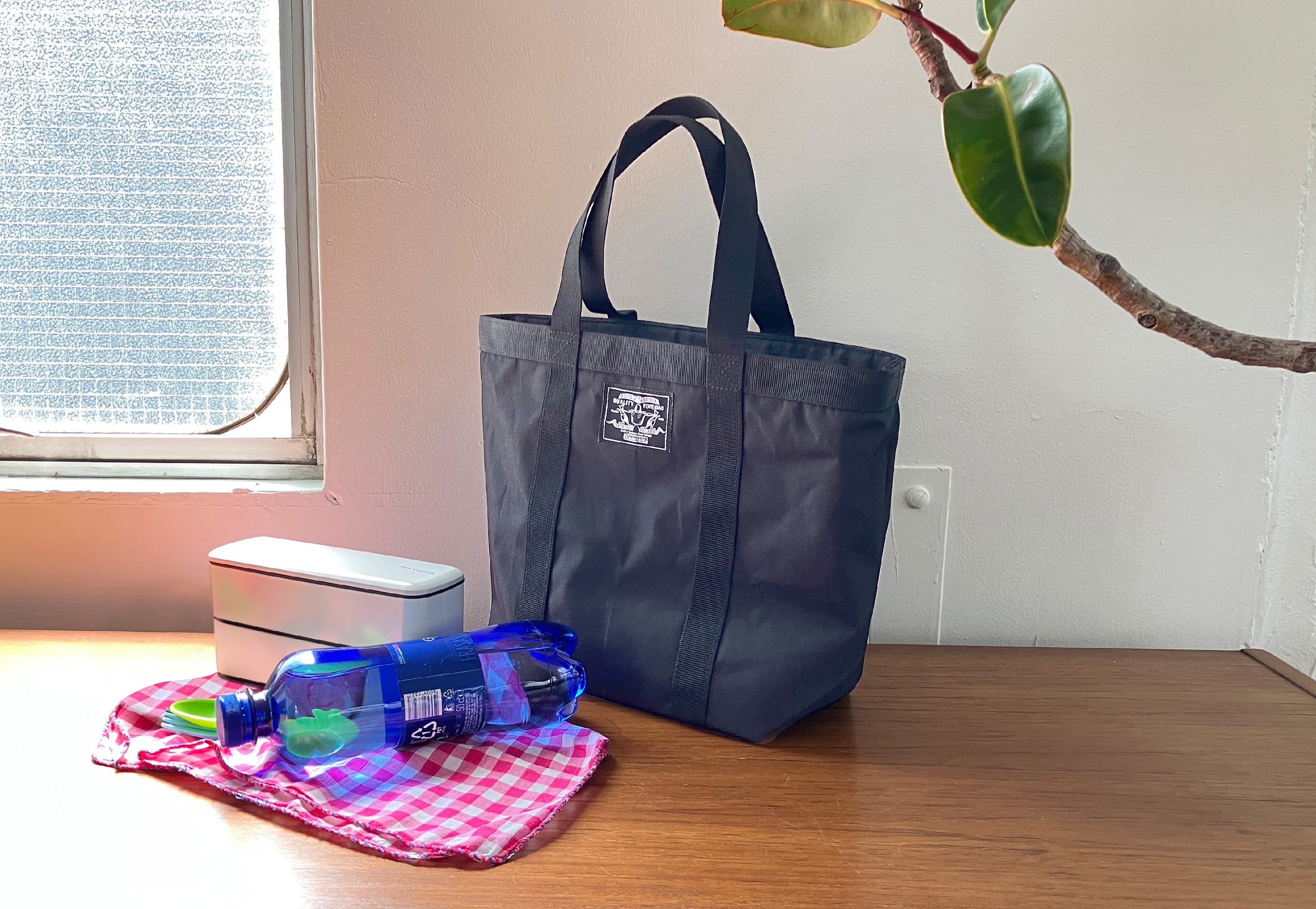 ベーシックなデザインが使いやすいランチトート。お弁当、ボトル、デザートをまとめて収納できるちょうどいいサイズ。