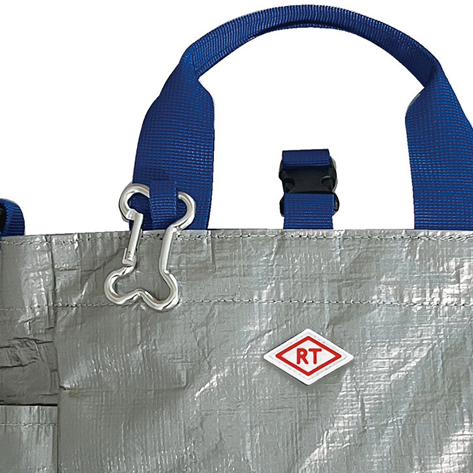 ボーン型のカラビナには、マナー袋や水飲み用のお皿がかけられます