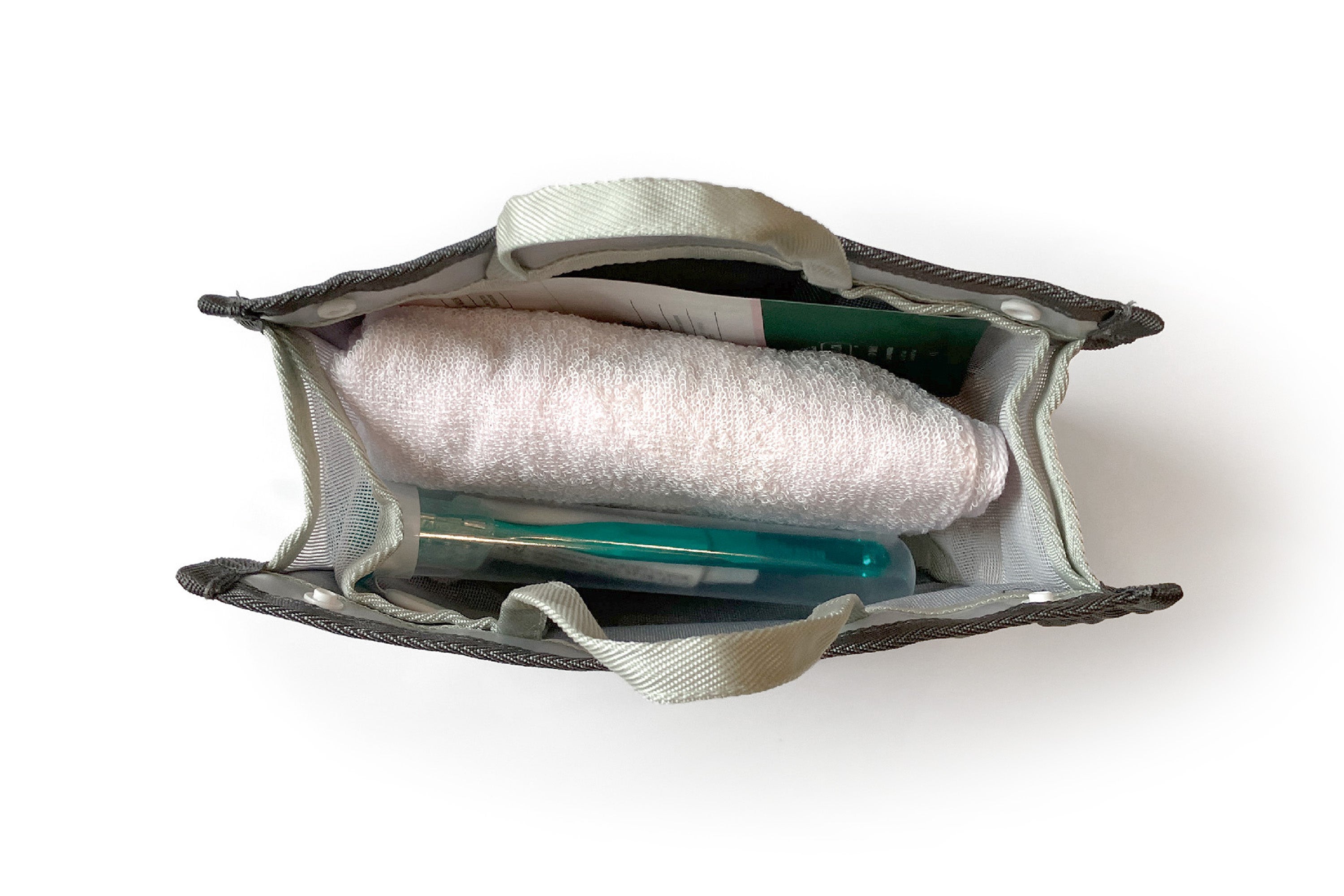 仕切りが動かせるので、すっきり荷物が整理できます