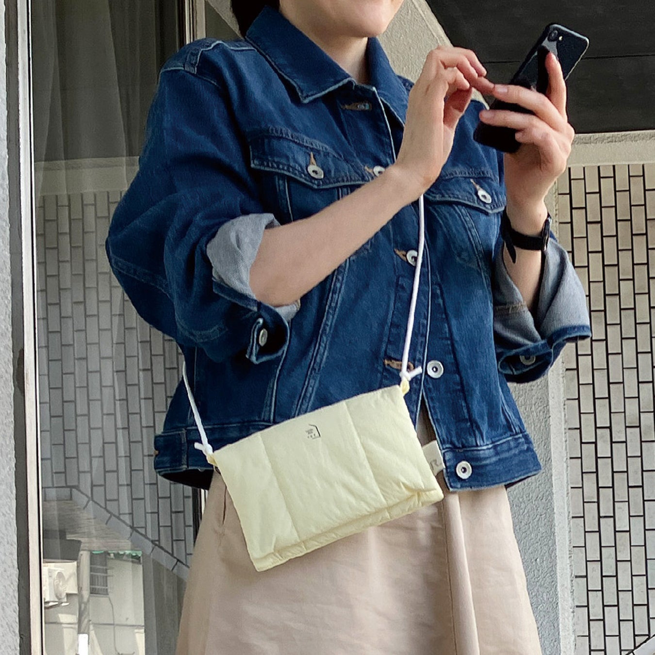 旅先のちょっとした外出やホテル内の移動にちょうどいい「サコッシュ」。スマホ+αの持ち歩きに