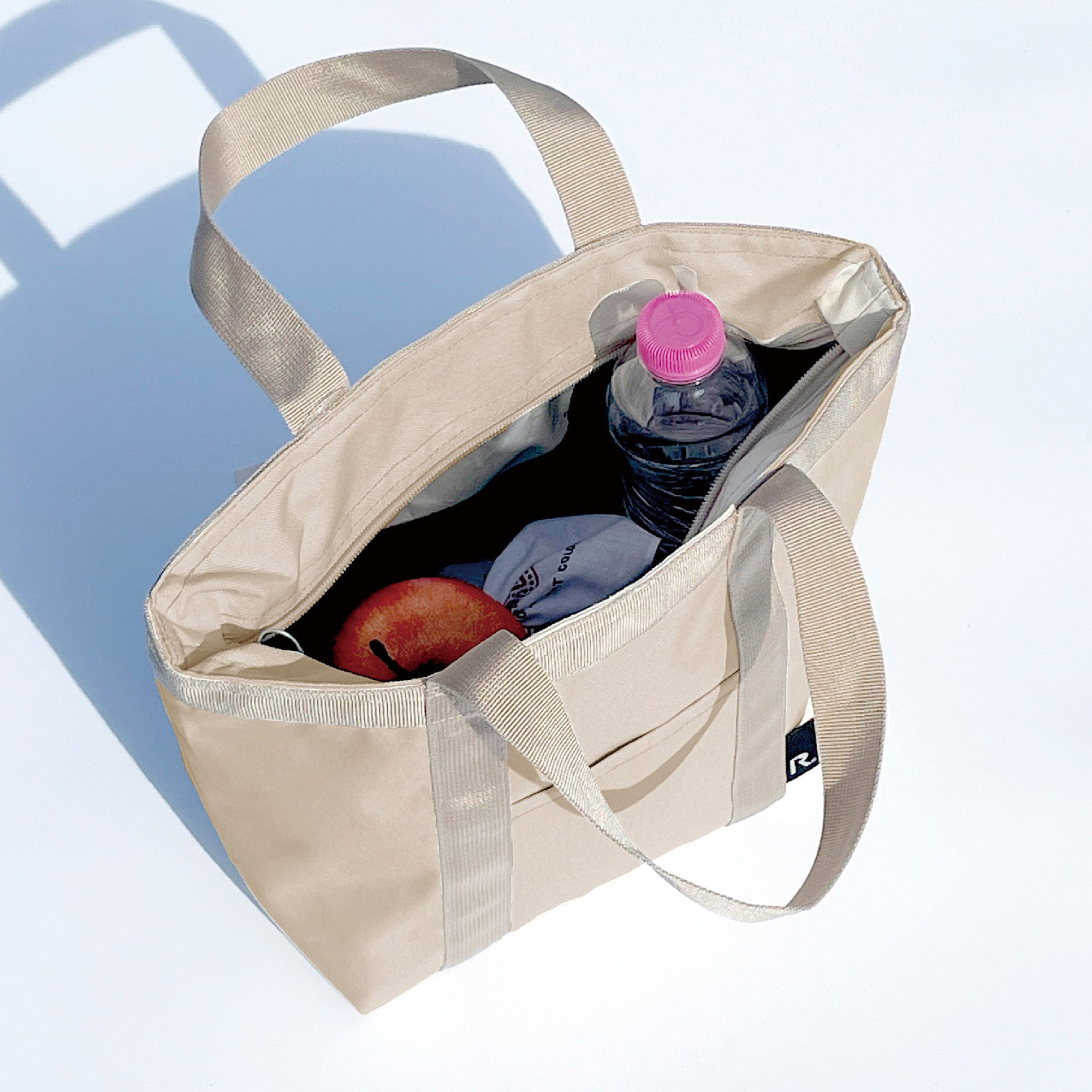 お弁当、ボトル、デザートを収納できるちょうどいいサイズの簡易保冷トート。