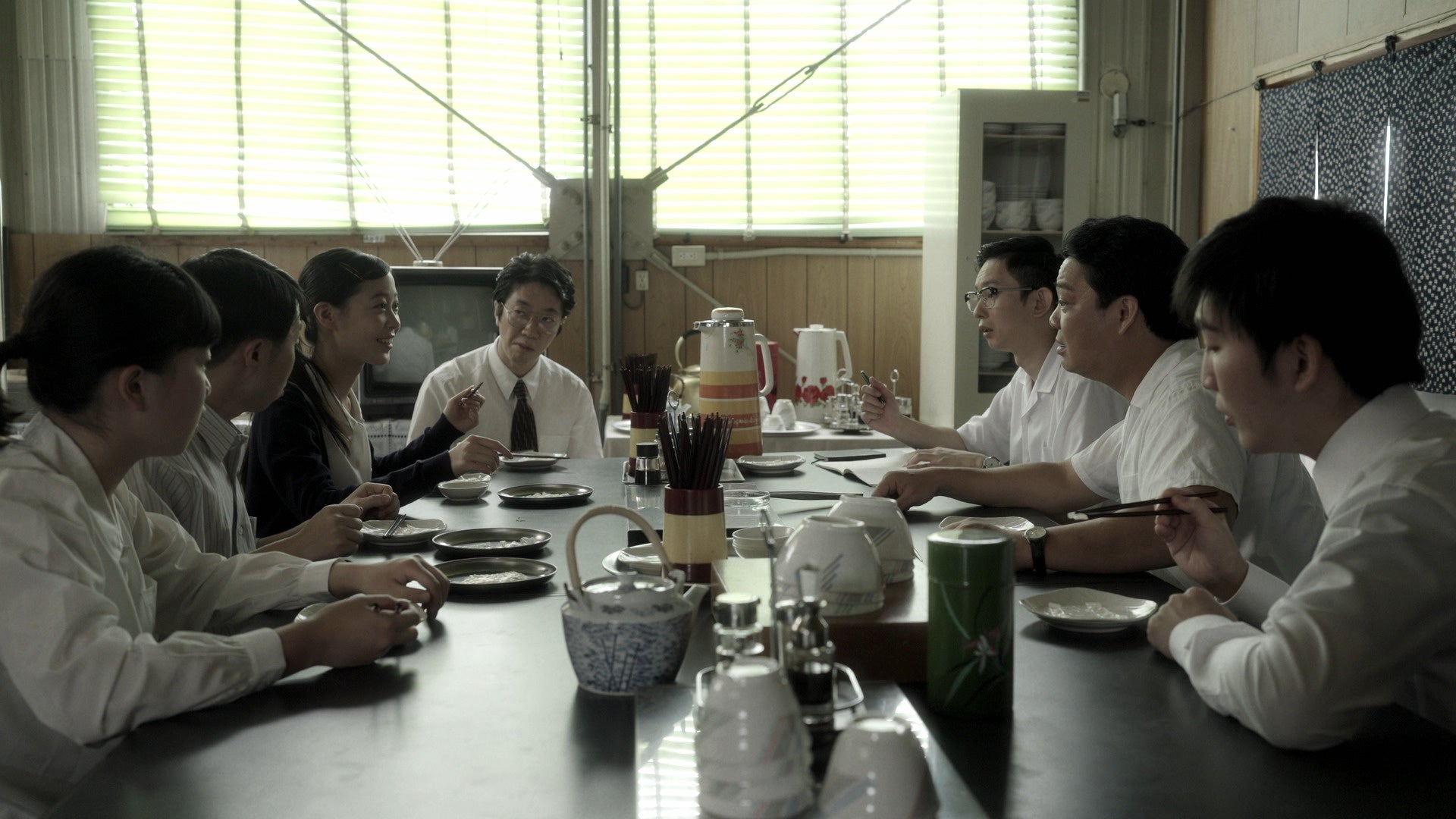 食堂での試食シーン