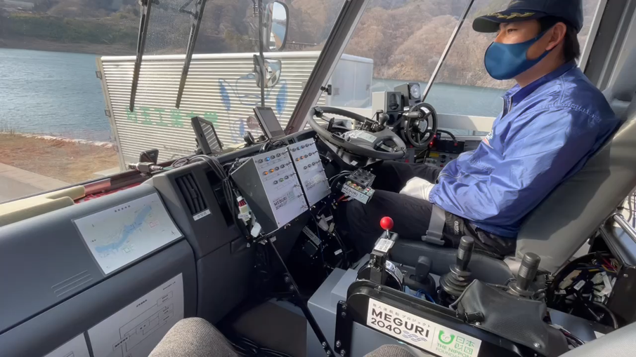 無人運航船の運転席（日本財団提供）