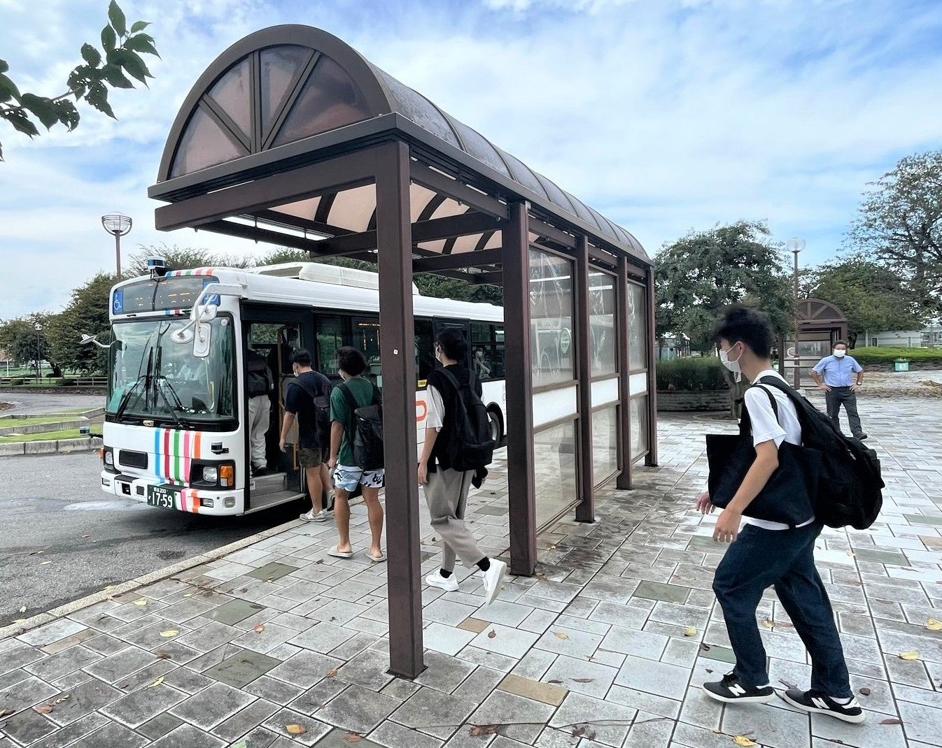 学生が乗車している風景