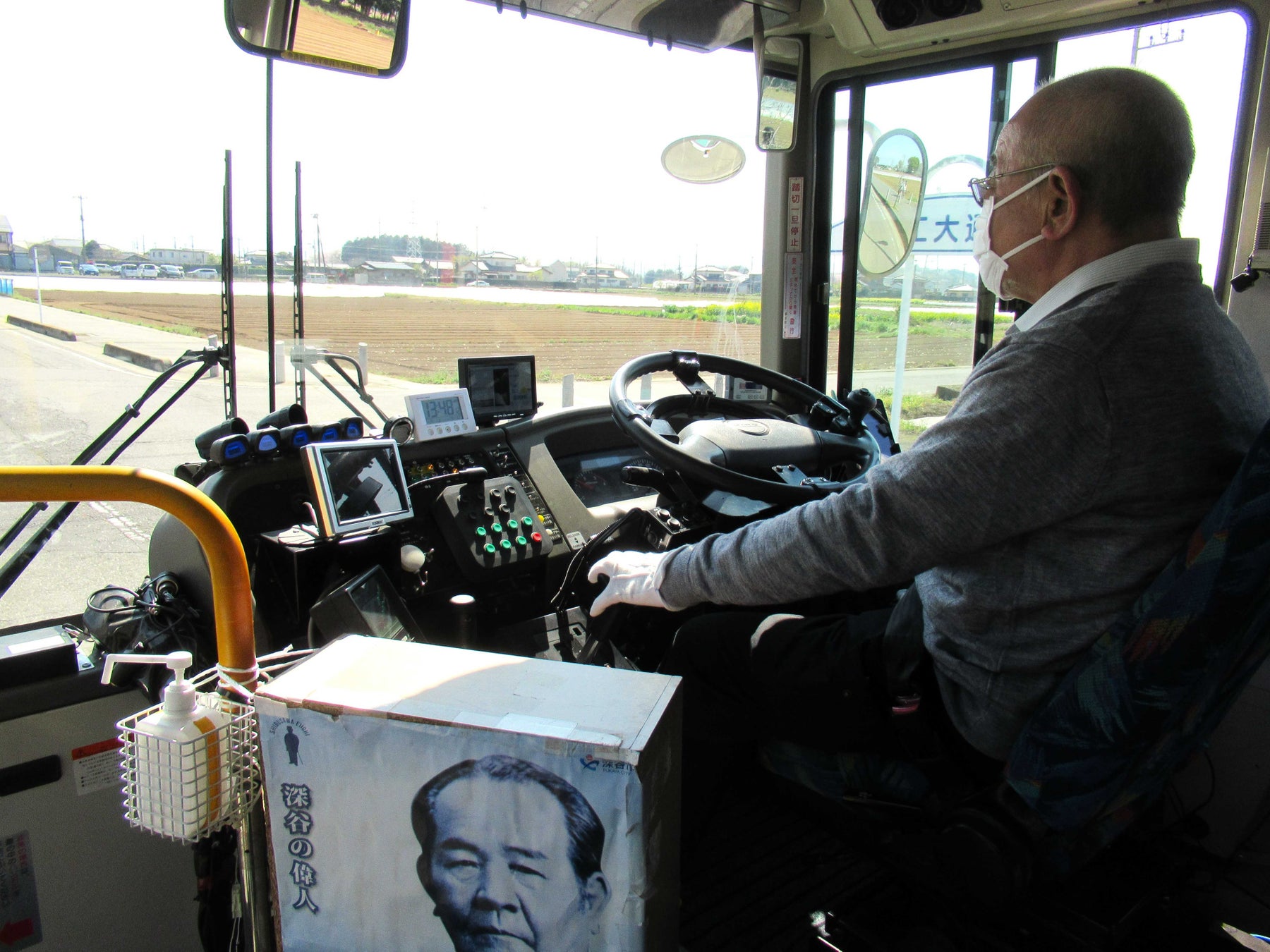 写真3:自動運転バスの運転席の様子