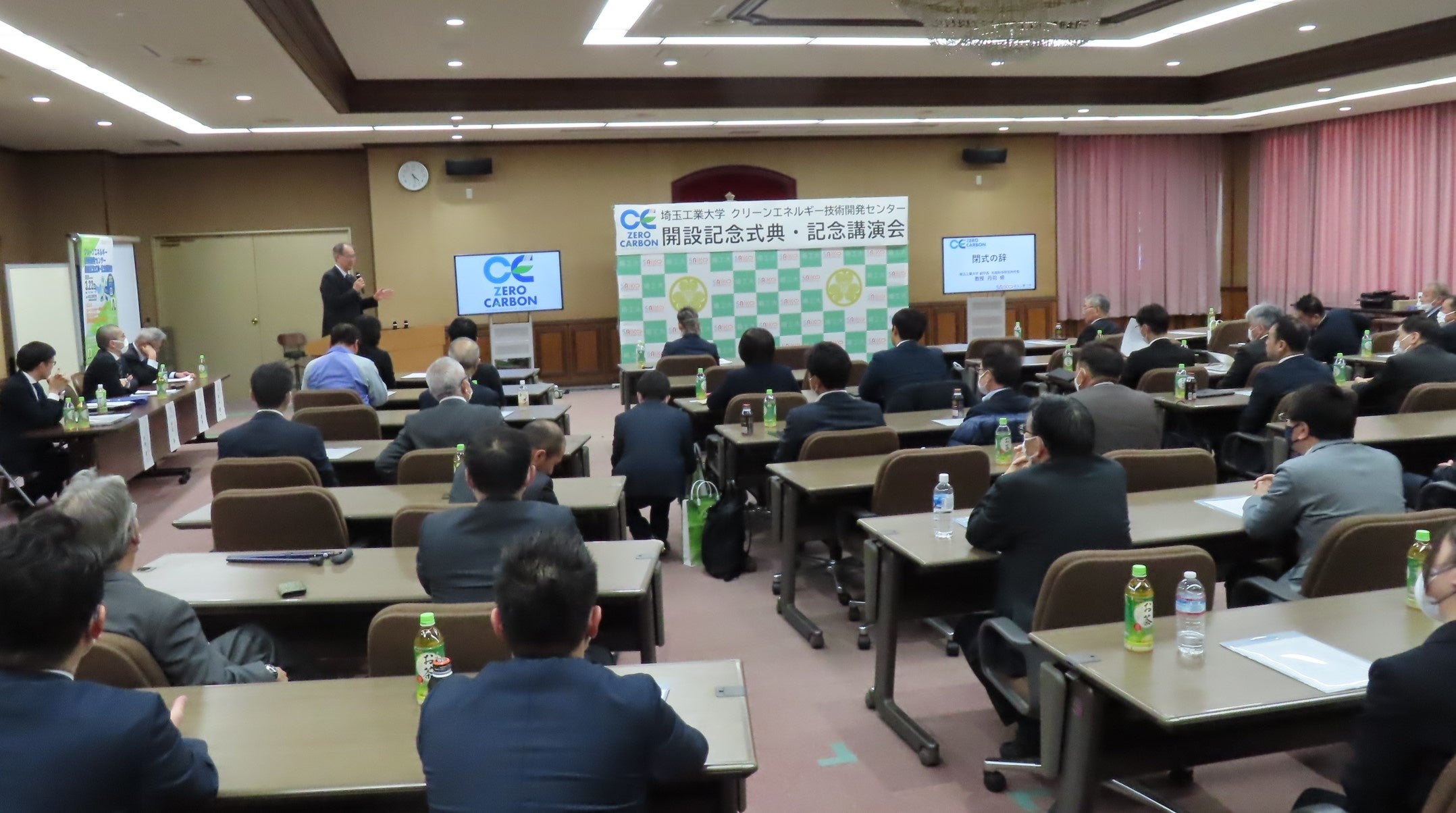 写真③：記念式典の講演の様子