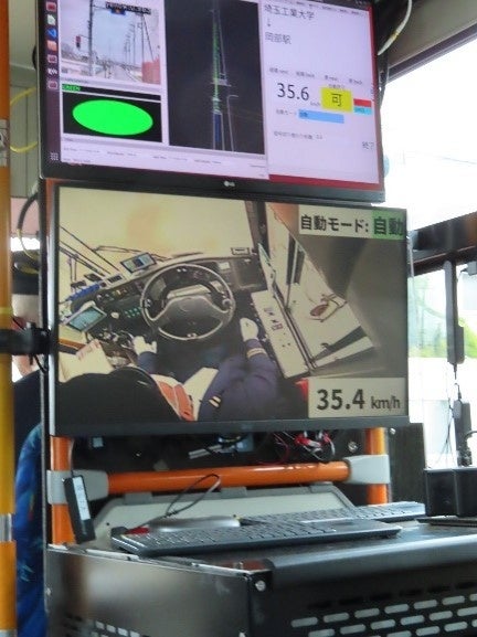 写真３：自動運転バスの車内モニター