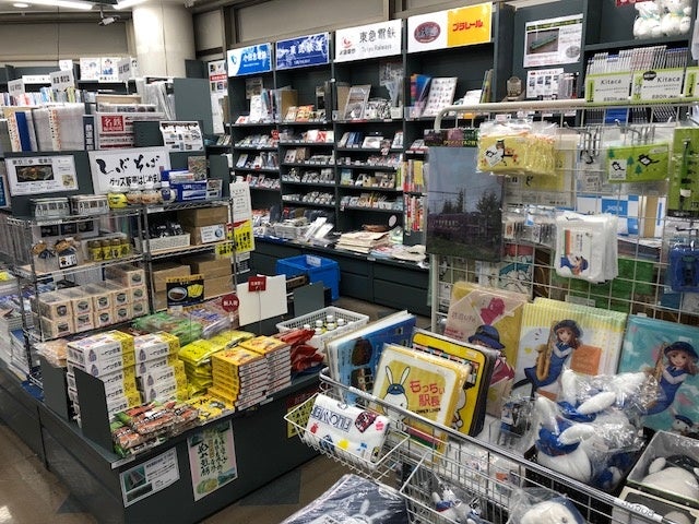 「え、ここ書店だよね？」と見間違うほどグッズの充実した電車コーナー