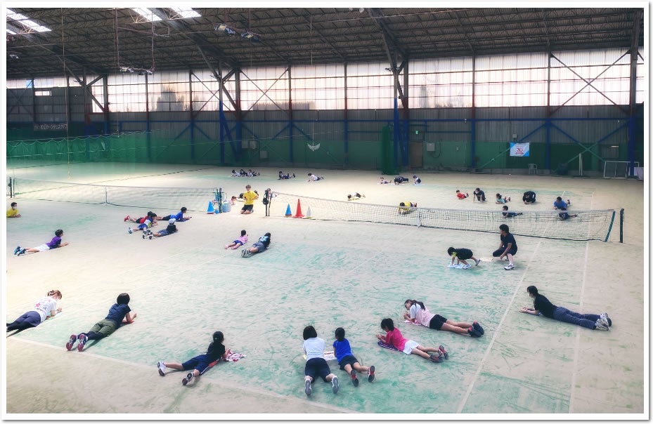 まずはみんなでストレッチから