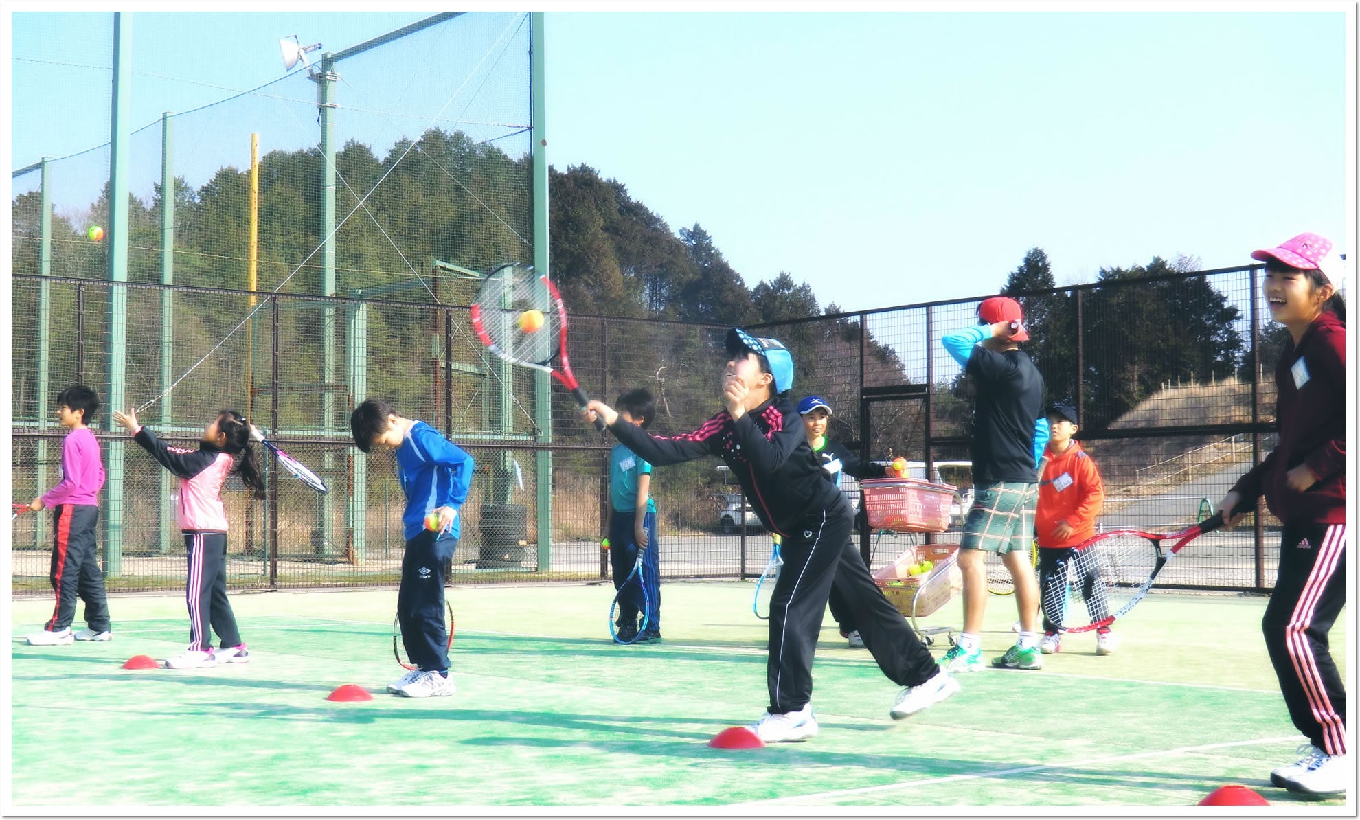 テニスが初めてでも大丈夫。コーチといっしょに始めてみましょう。