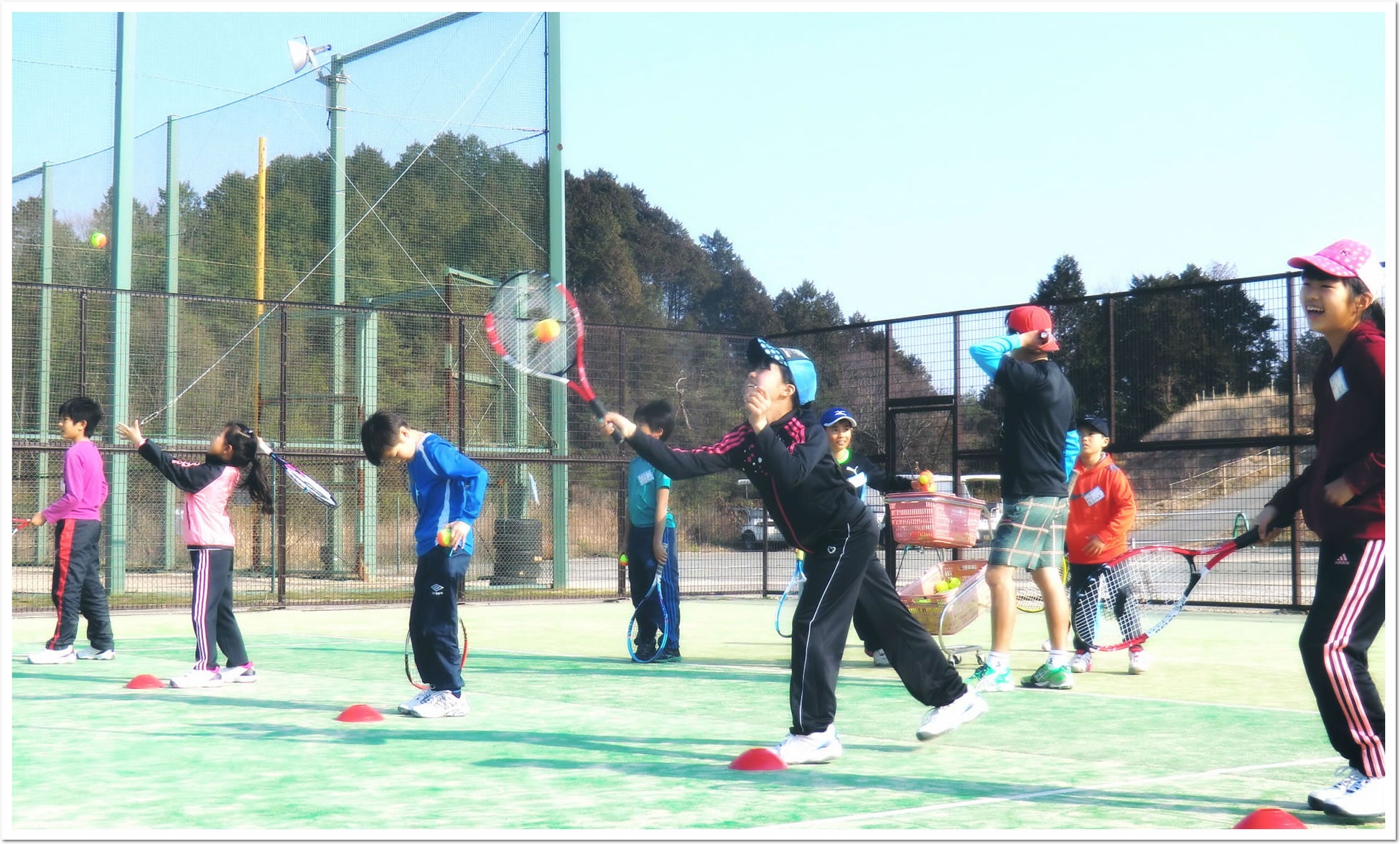 テニスが初めてでも大丈夫。コーチといっしょに始めてみましょう。