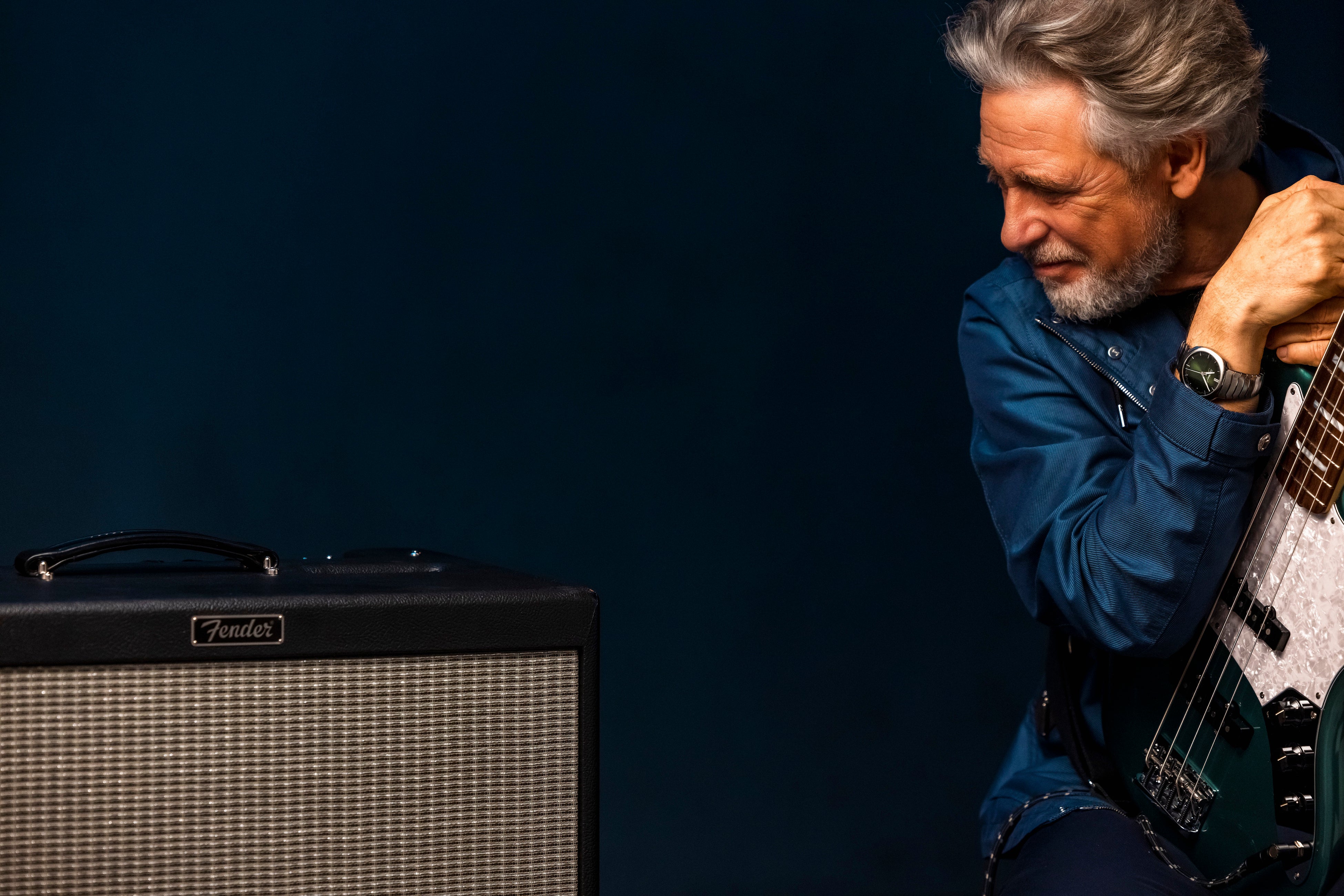 U2のベーシスト、アダム・クレイトンを称えるフェンダー初となるシグネイチャーアンプ『Adam Clayton ACB 50 Bass Amp