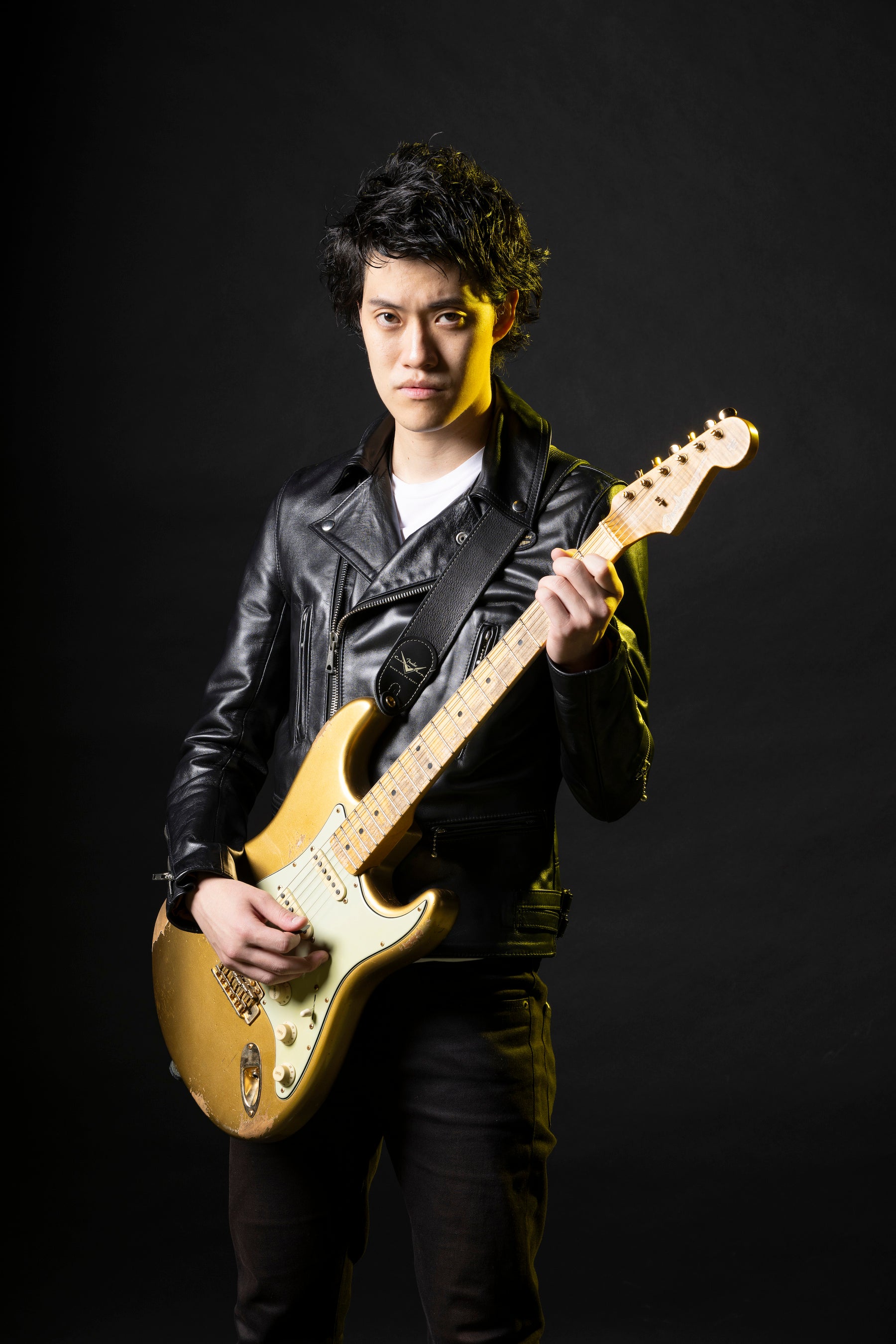 1日店長を務める霜降り明星・粗品