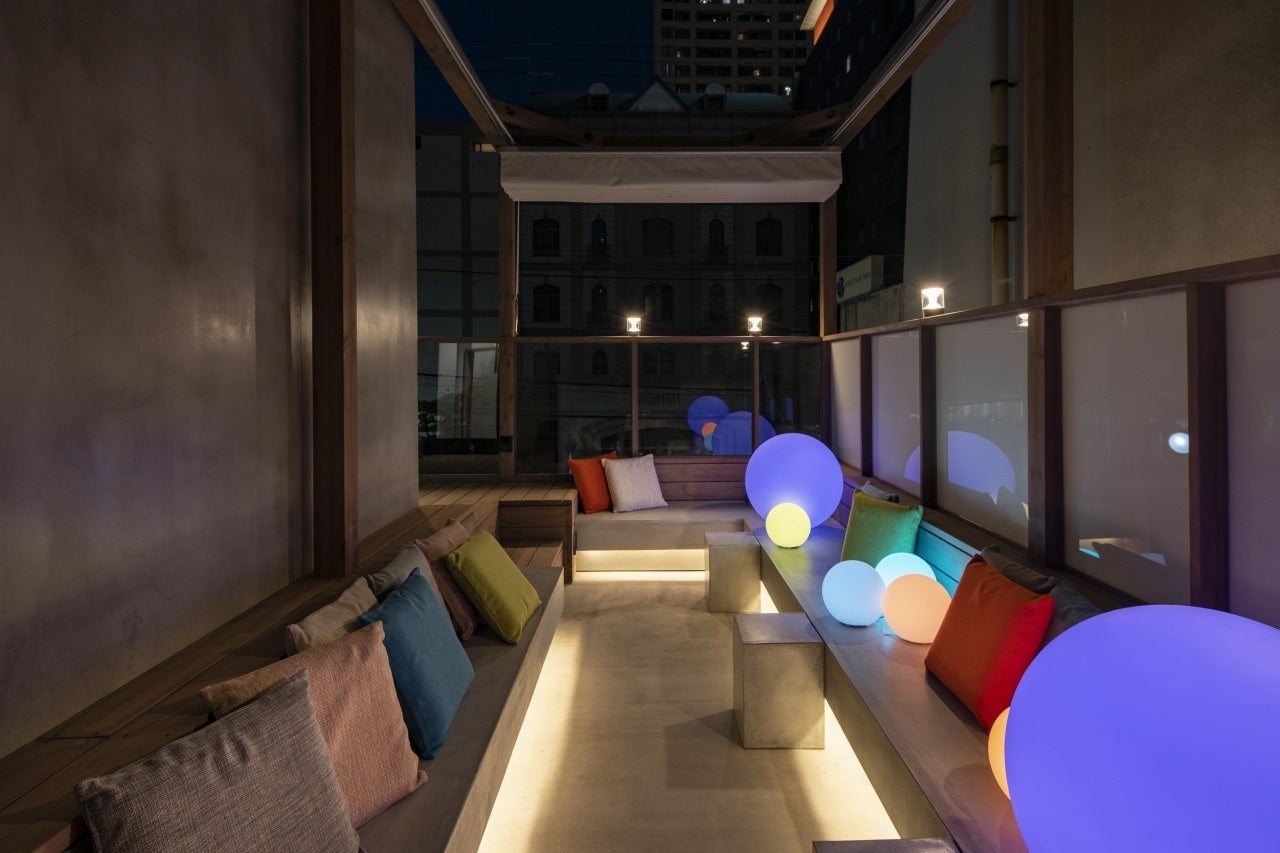 【ルーフトップテラス】日が落ちると幻想的な光の演出で彩ります。