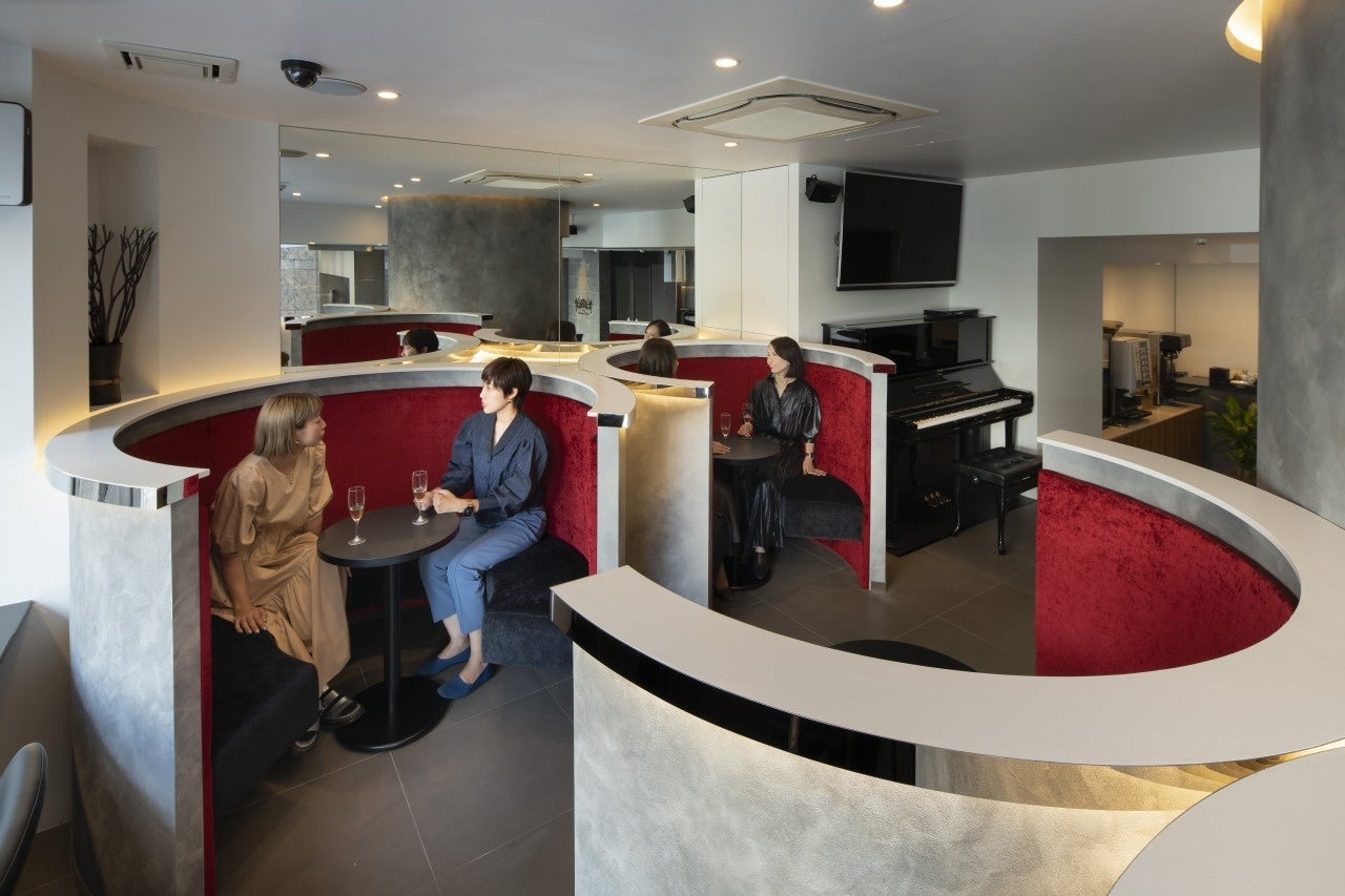 【ラウンジ】プライベート空間・ソーシャルディスタンスに配慮したボックス席。