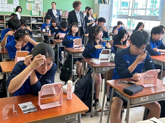 KISSMEが都内中学校で「眉毛ホームルーム」開催!生徒驚きのメイク後姿に注目 KISSMEが都内中学校で「眉毛ホームルーム」開催!生徒驚きのメイク後姿に注目