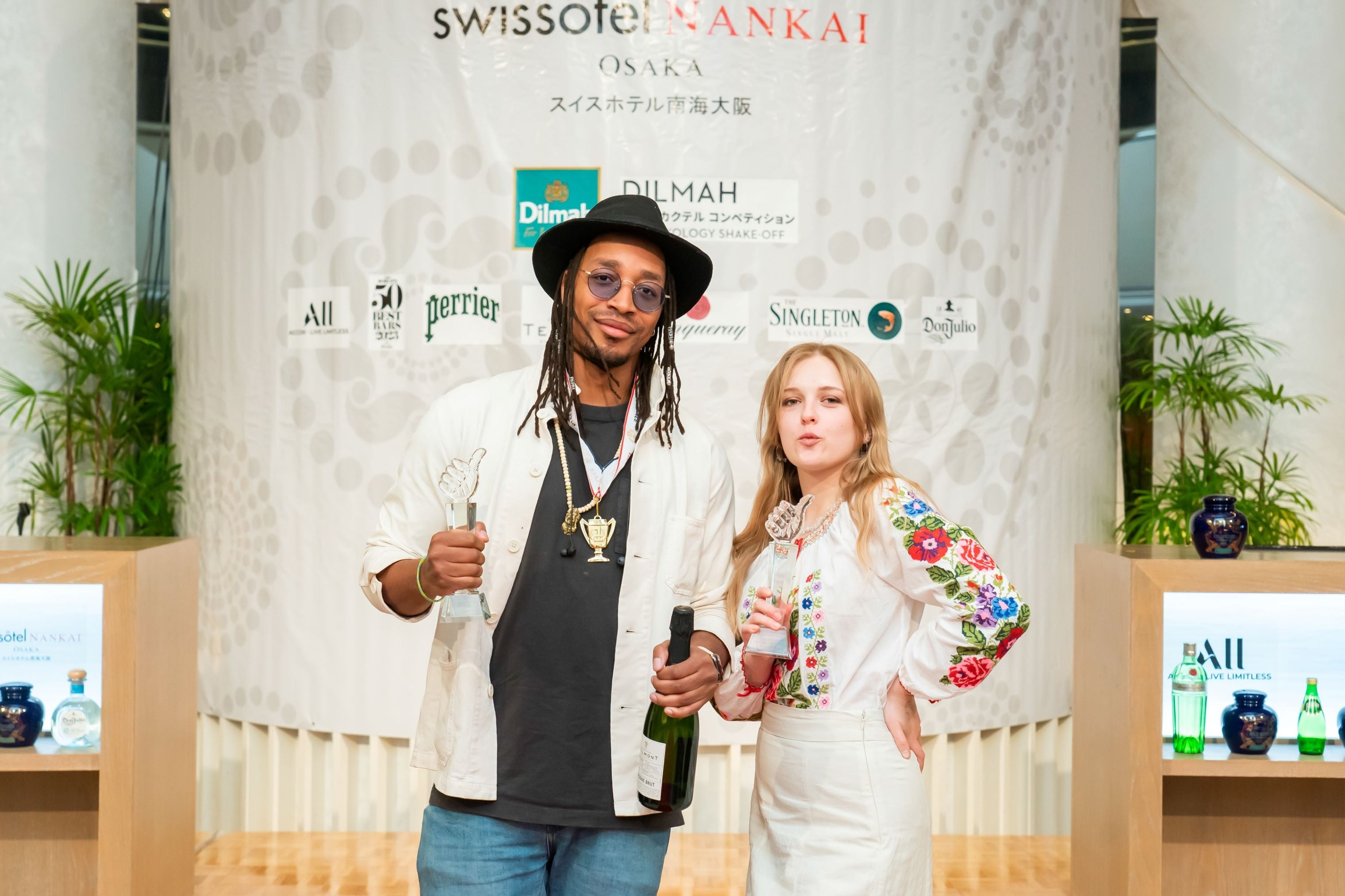 プロフェッショナルステージ優勝のDeuce Griggsさん（左）とアマチュアステージ優勝のSoffia Kossakovskaさん