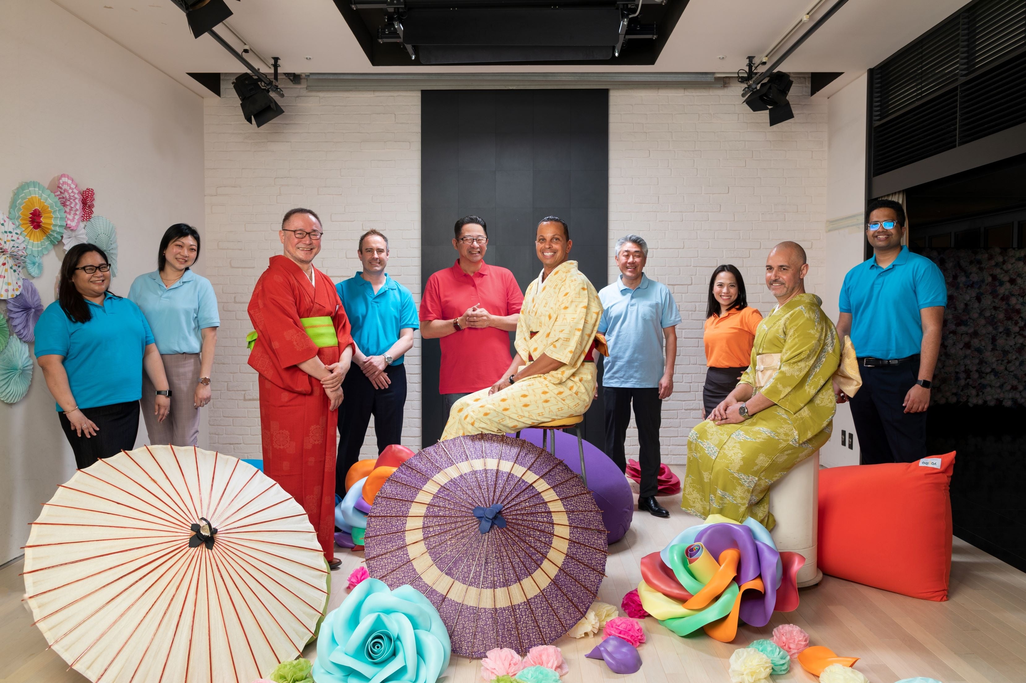 IGLTA財務担当副会長アンソニー・ワーナー氏、株式会社アウトジャパン小泉伸太郎氏とスイスホテル南海大阪スタッフ