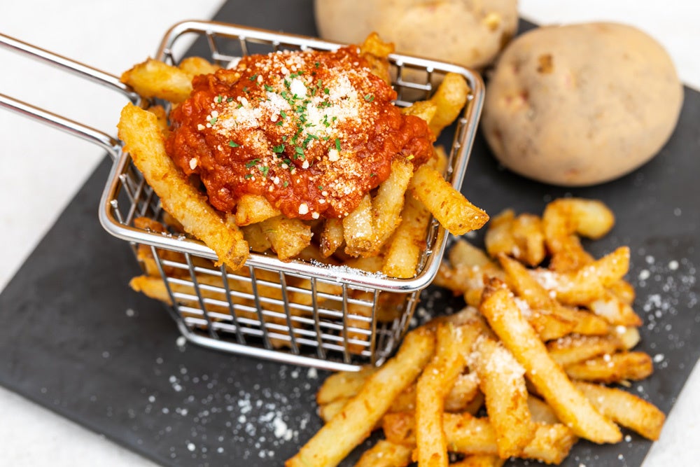 〈アソンブロッソ〉ハンドカットフライズ　ミートソース