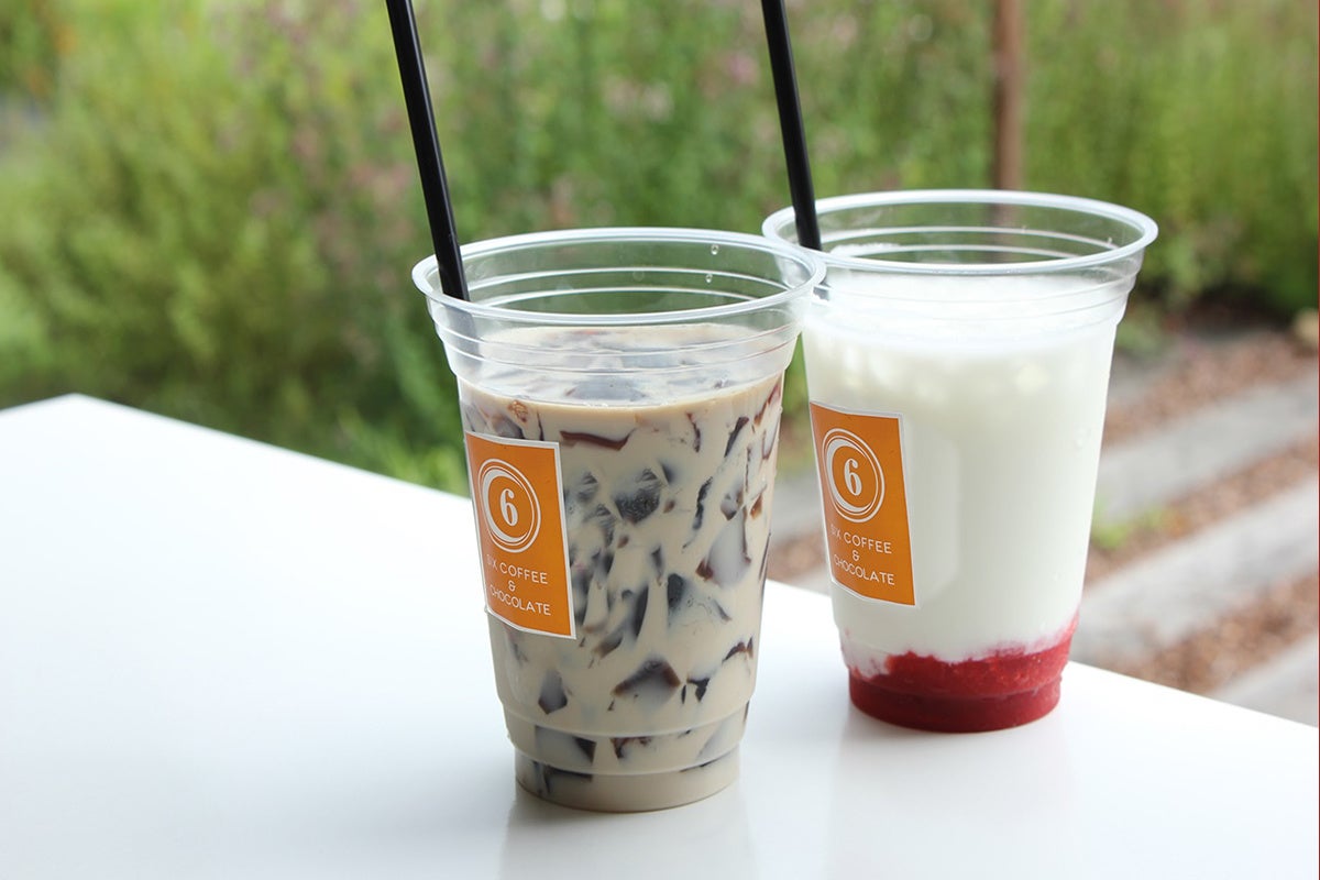 〈SIX COFFEE＆CHOCOLATE〉コーヒージェリーラッテ、さとほろいちごミルク