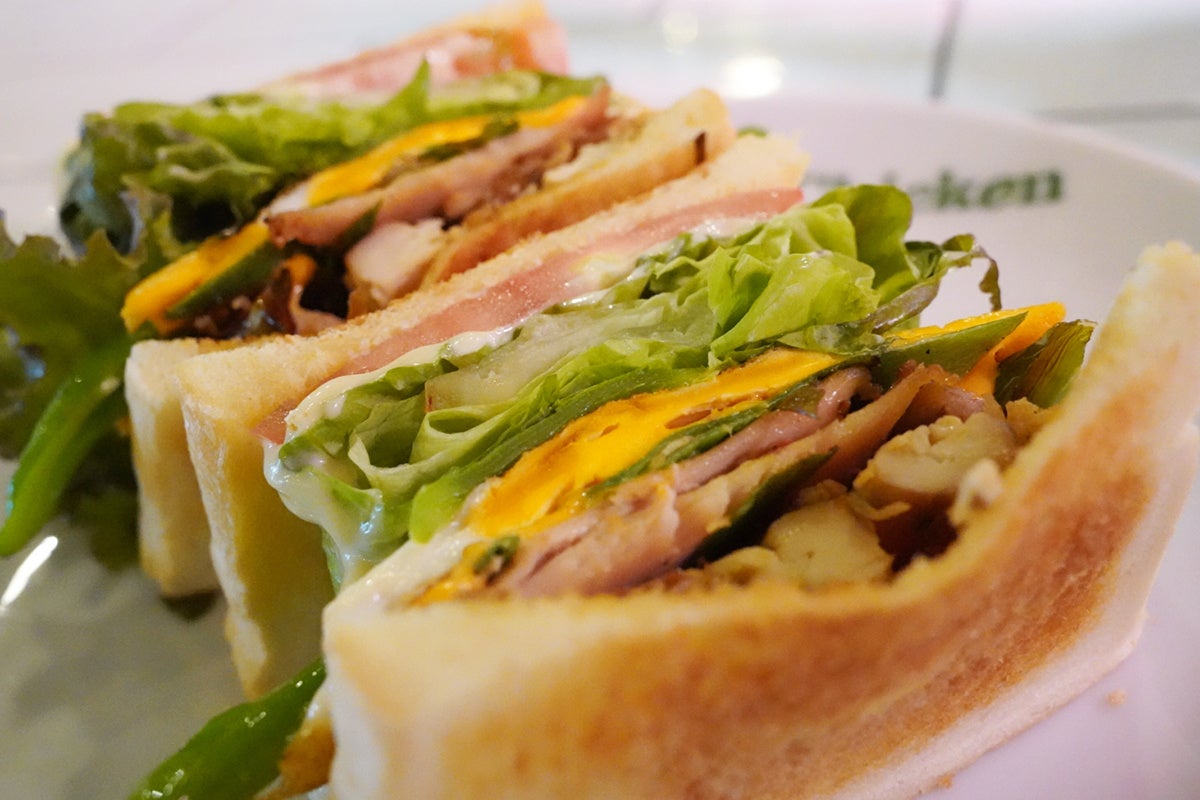 〈ファーマーズチキン〉京野菜とグリルチキンのサンドイッチ