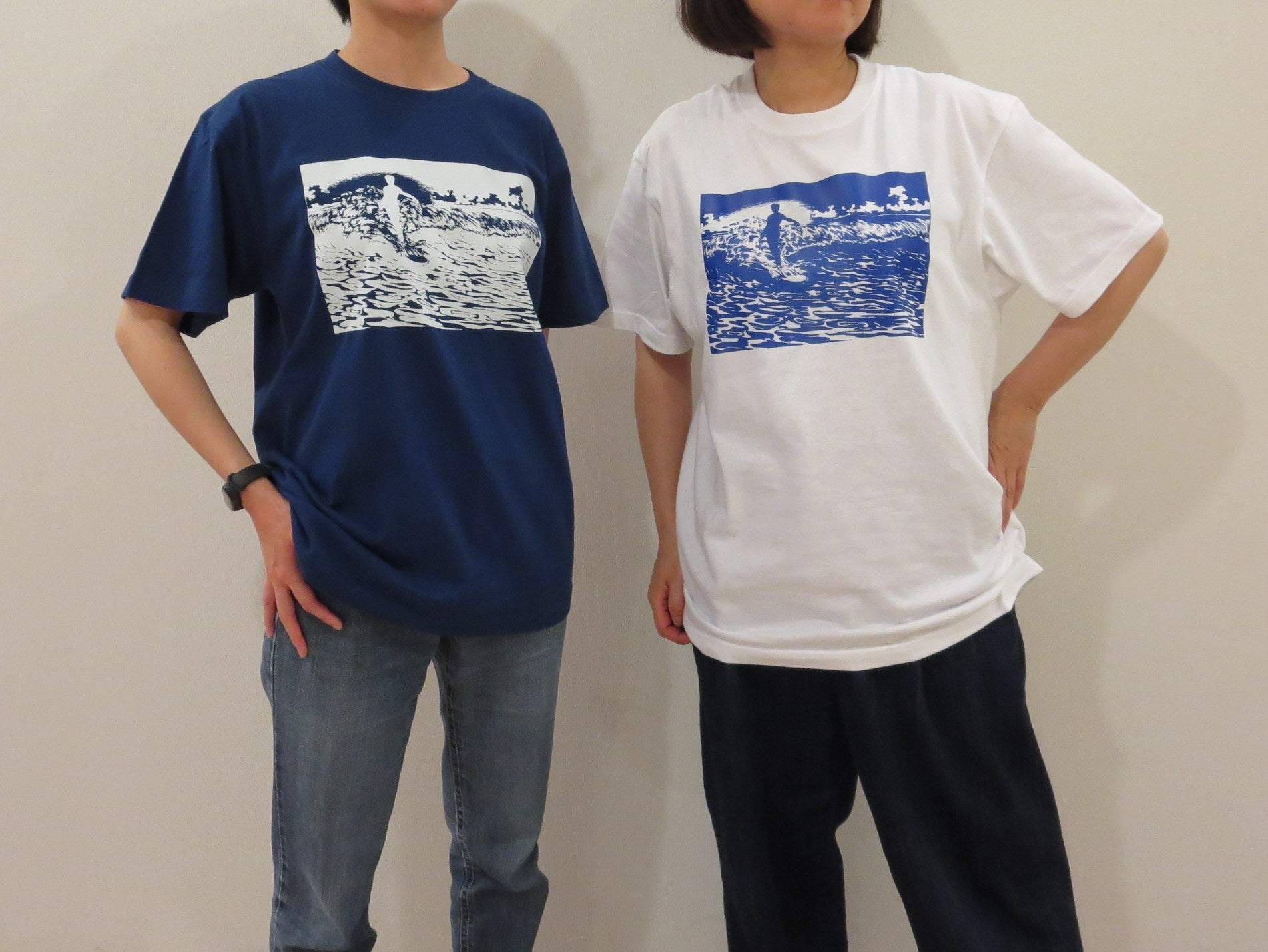 左：ネイビー（Mサイズ）　右：ホワイト（Lサイズ）