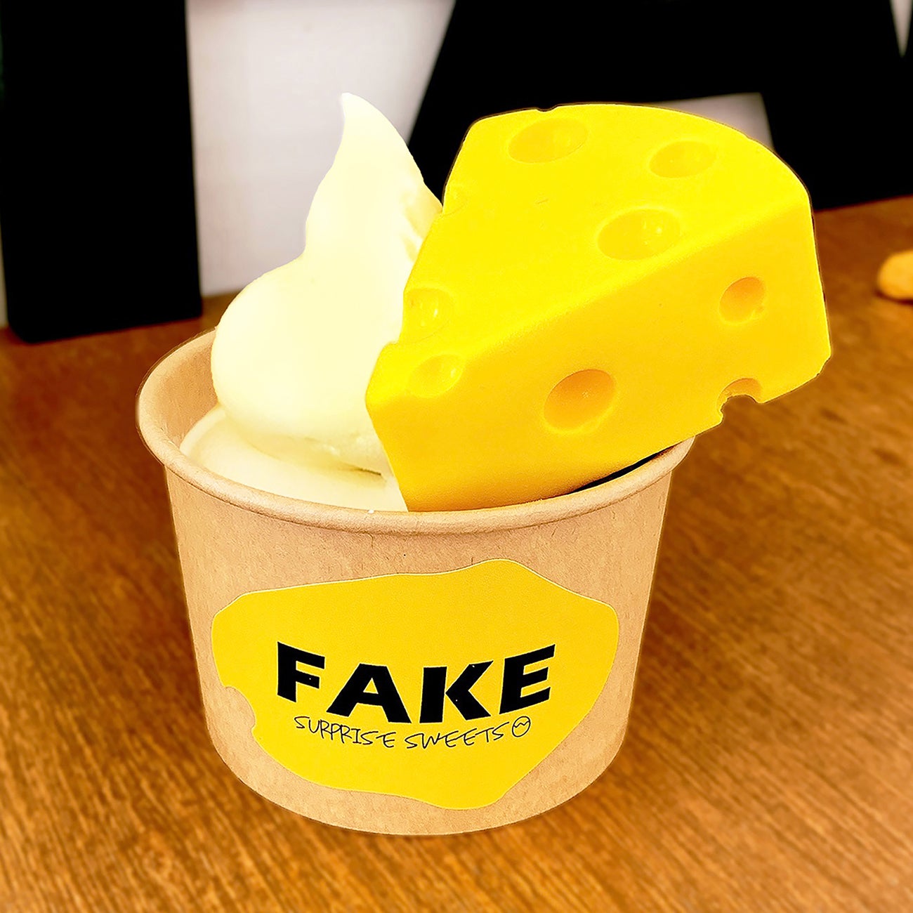 〈FAKE surprise sweets〉そっくりチーズケーキソフト