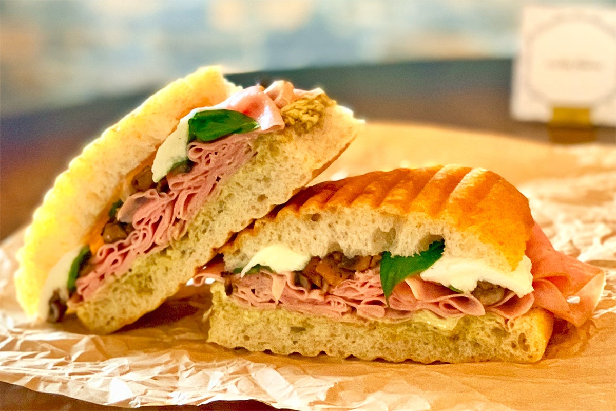 〈アネーロ パニーニコウベ〉ハムと水牛モッツァレラ -ピスタチオソース-