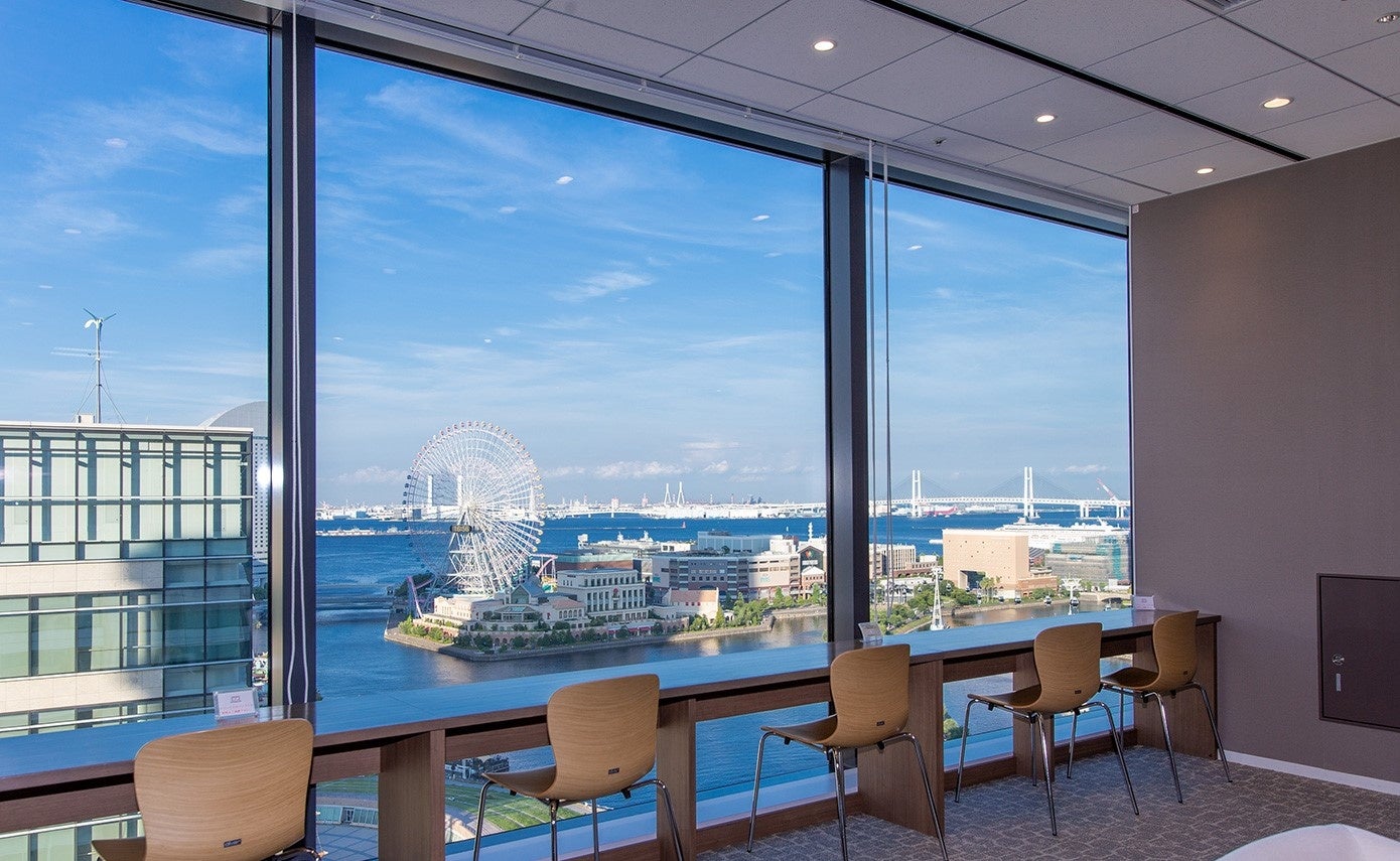 みなとみらいを一望できるココットさくら館のラウンジ