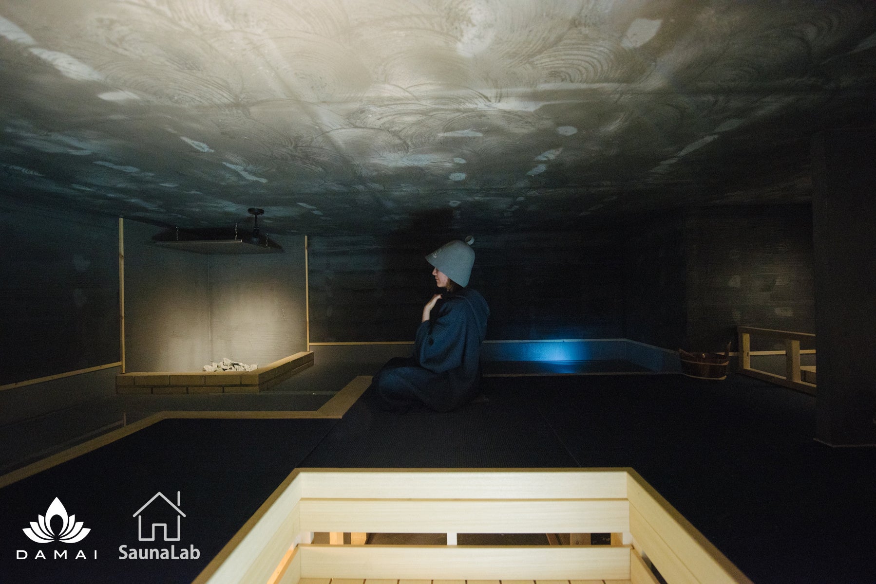 画像：「SaunaLab Kanda」の『IKEサウナ』。  日本の禅の要素を加えたフィンランド式サウナ。  サウナの床は畳で、周りには池に見立てた水盤が張られています。  通常は女性側のエリアにあり、毎週水曜日のみ男女入れ替えとなっています。