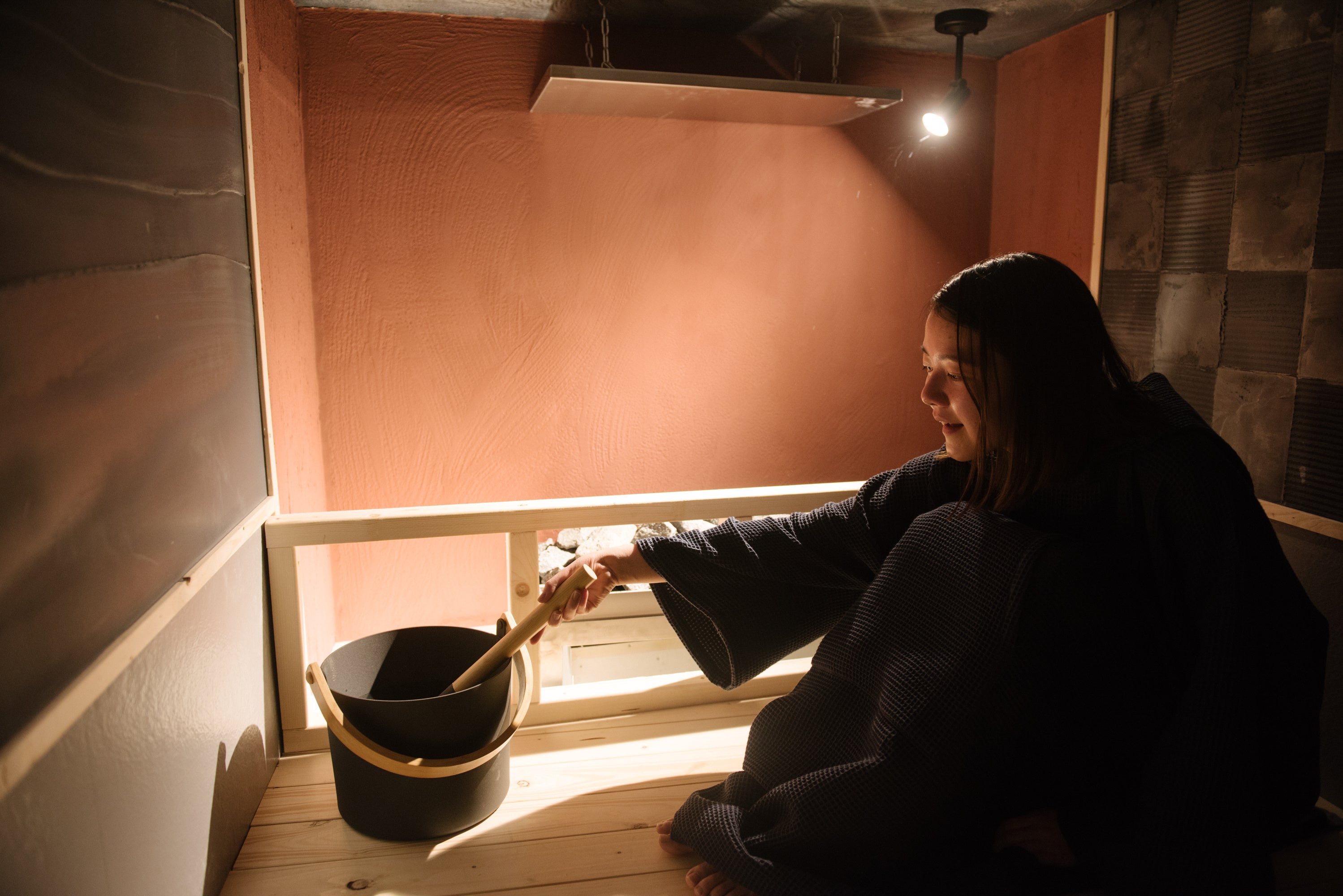 画像：「SaunaLab Kanda」OKEエリア『からふろ』というお一人様専用サウナにてセルフロウリュイメージ画像