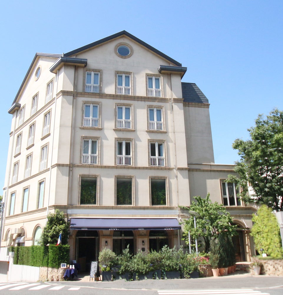 旧山手通り沿いにひときわ目立つ西洋風の建物