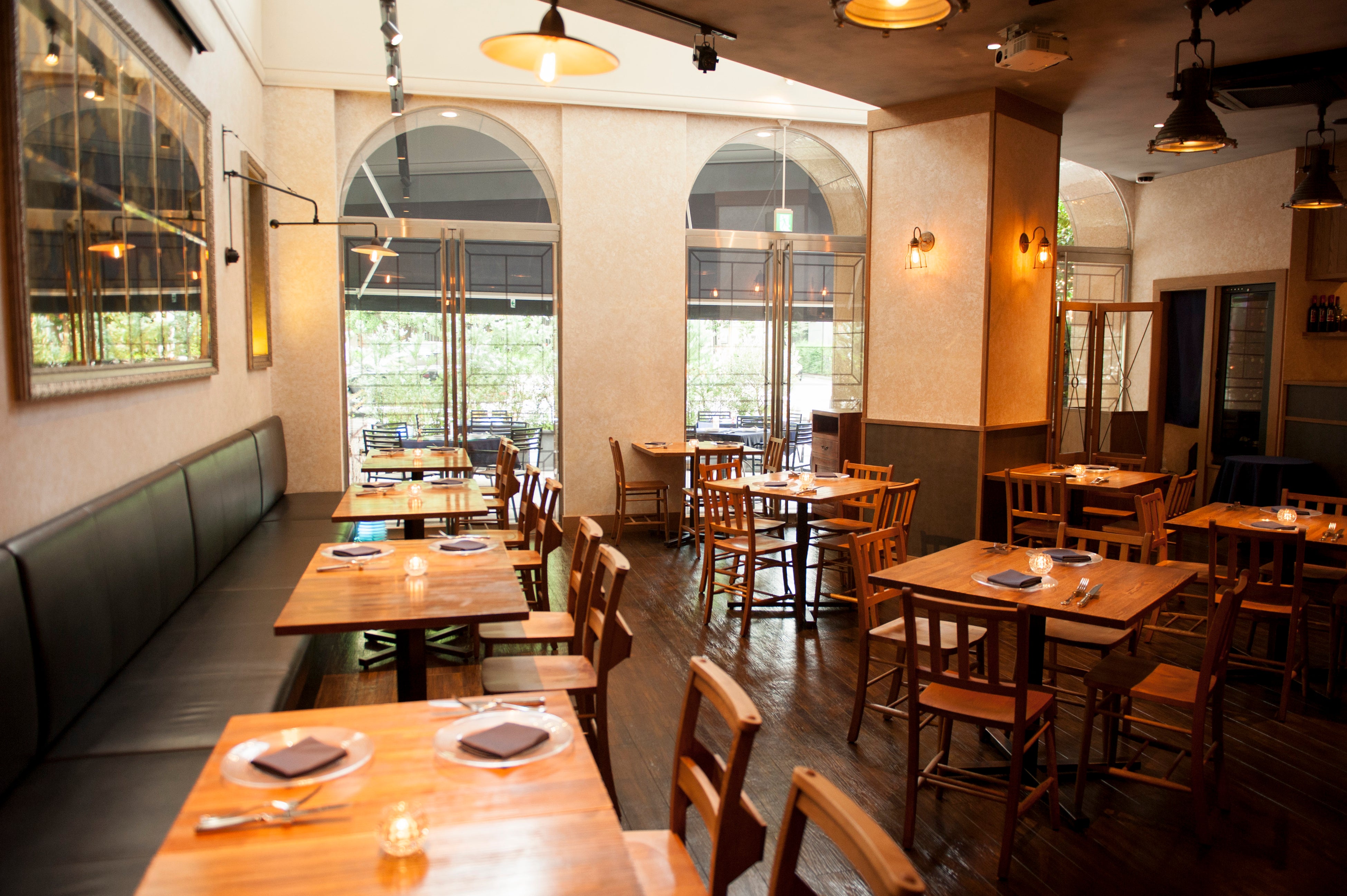 店内は昔のフランスの邸宅を思わせるノスタルジックな作り