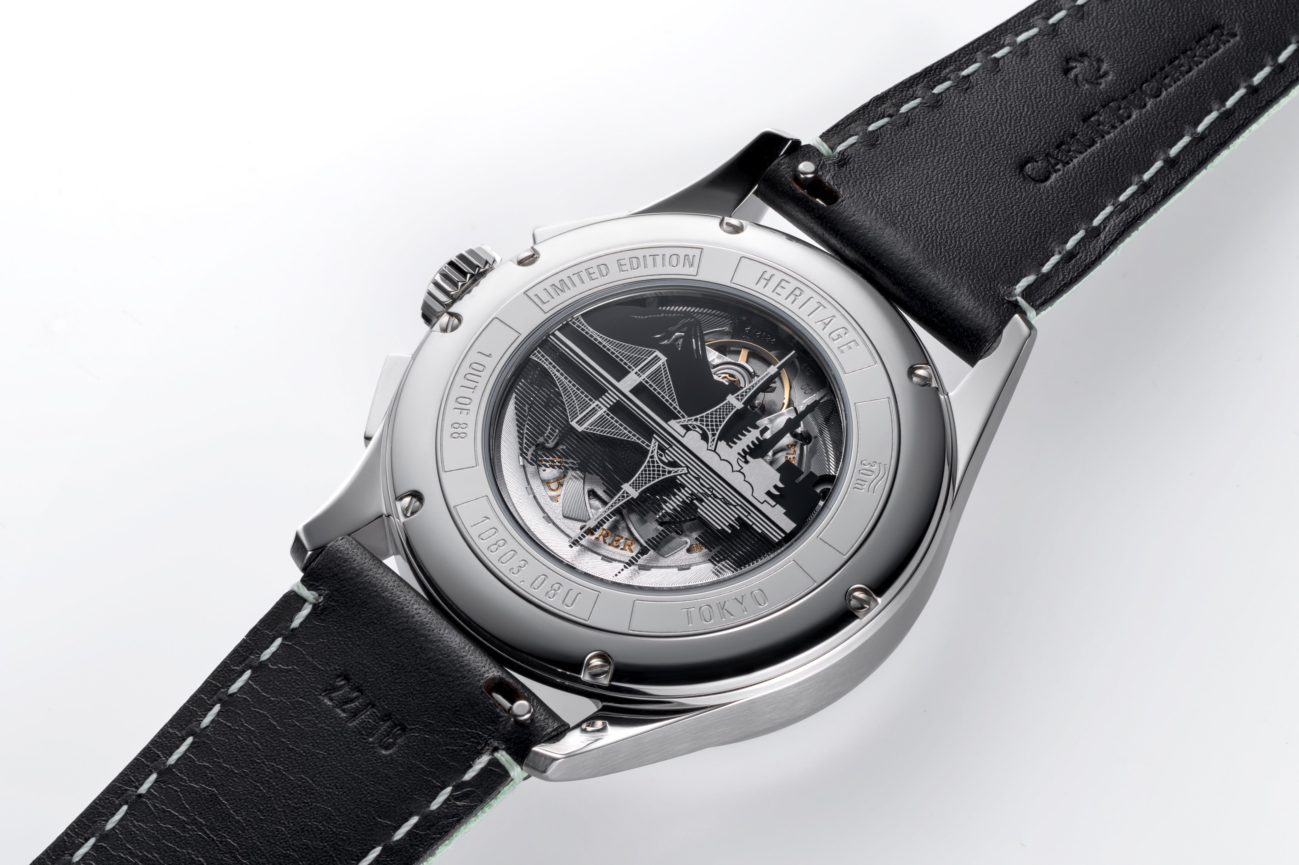 ケース裏面のサファイヤクリスタルの両面に刻印をして、立体感を出しています。