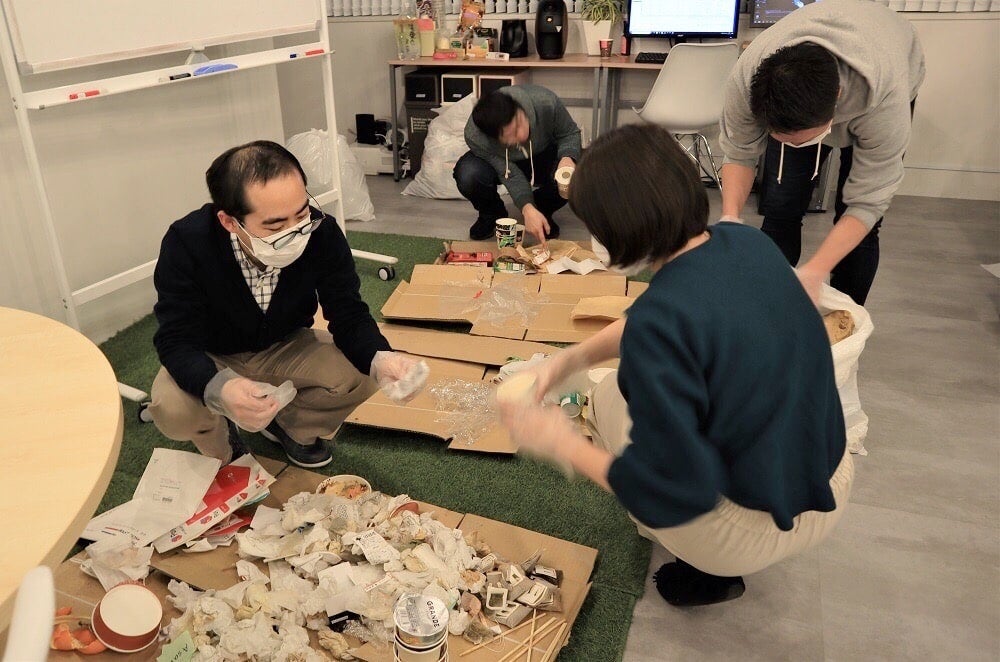ゼロウェイスト・チャレンジで、社内のごみ箱からごみを全部出して、分析している様子