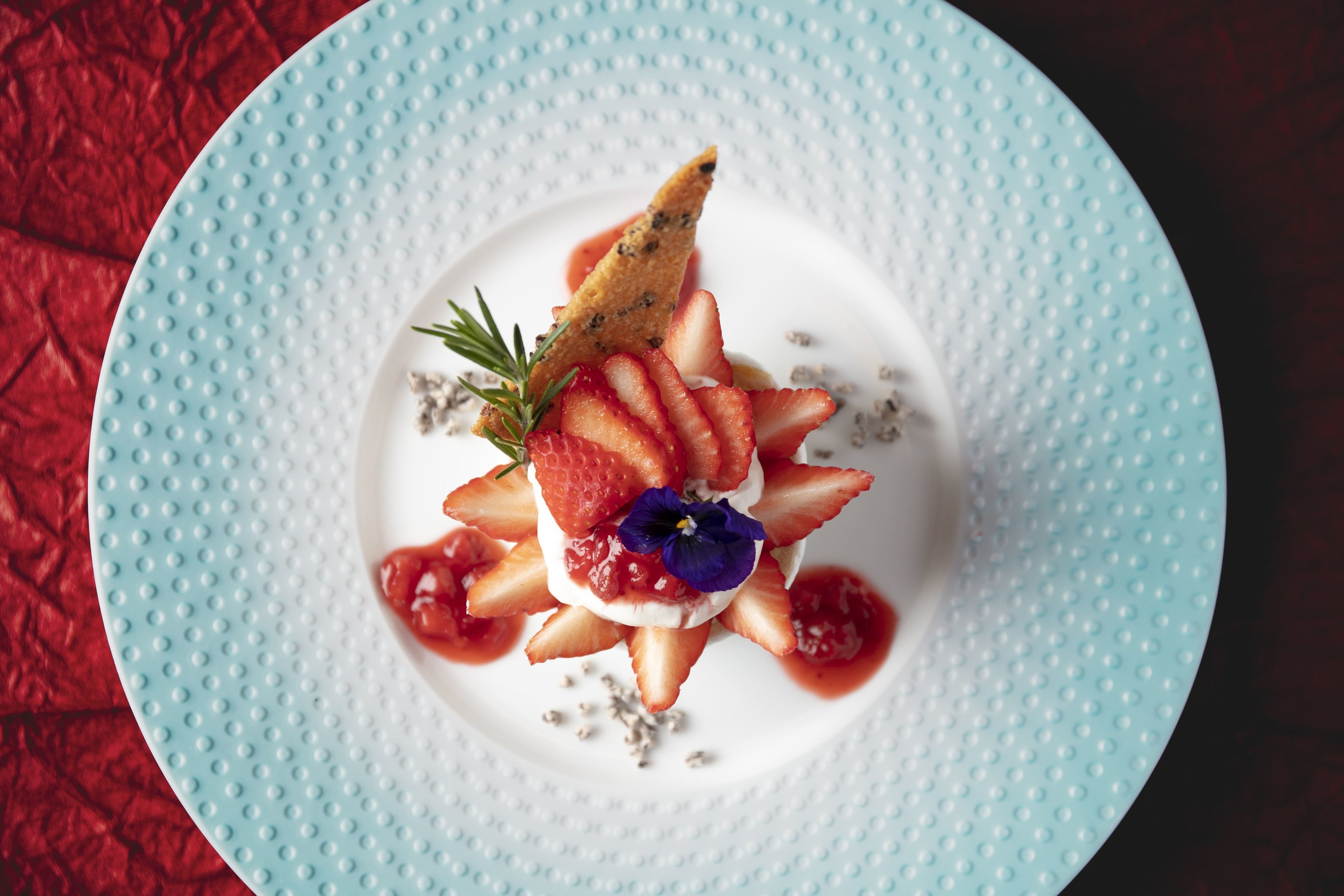 いちごのパブロバ・パフェ仕立て