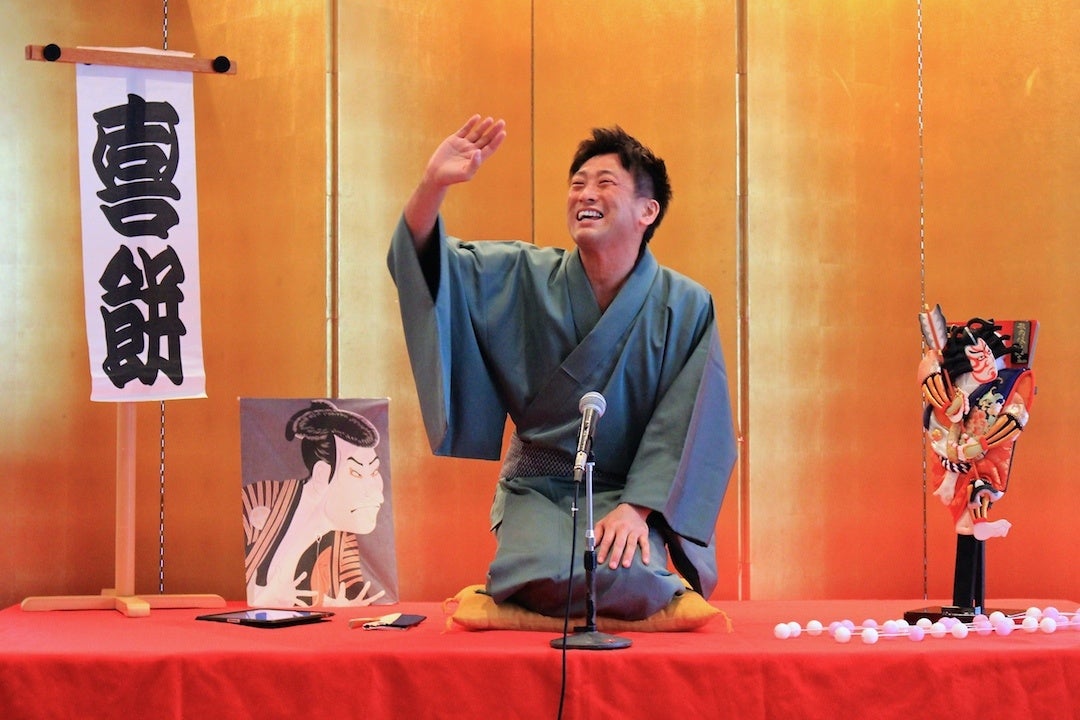 国際的に活躍する英語落語家の喜餅氏