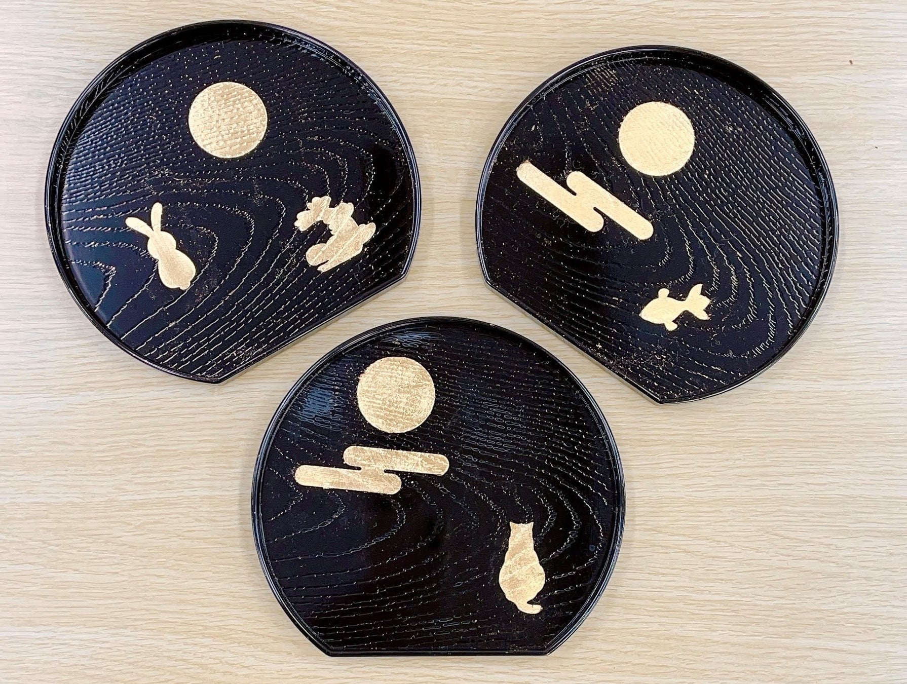 ◆ミニお盆への金箔貼り ※ミニお盆の大きさは13cm×14cm×1㎝ お好きなデザインに装飾できます(難易度低め)