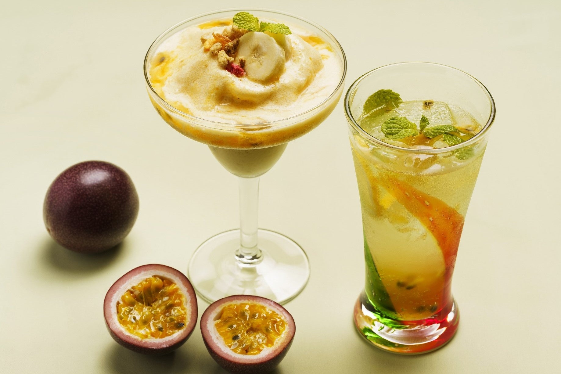 左：パッションバナナシェイク／右：パッションフルーツエード