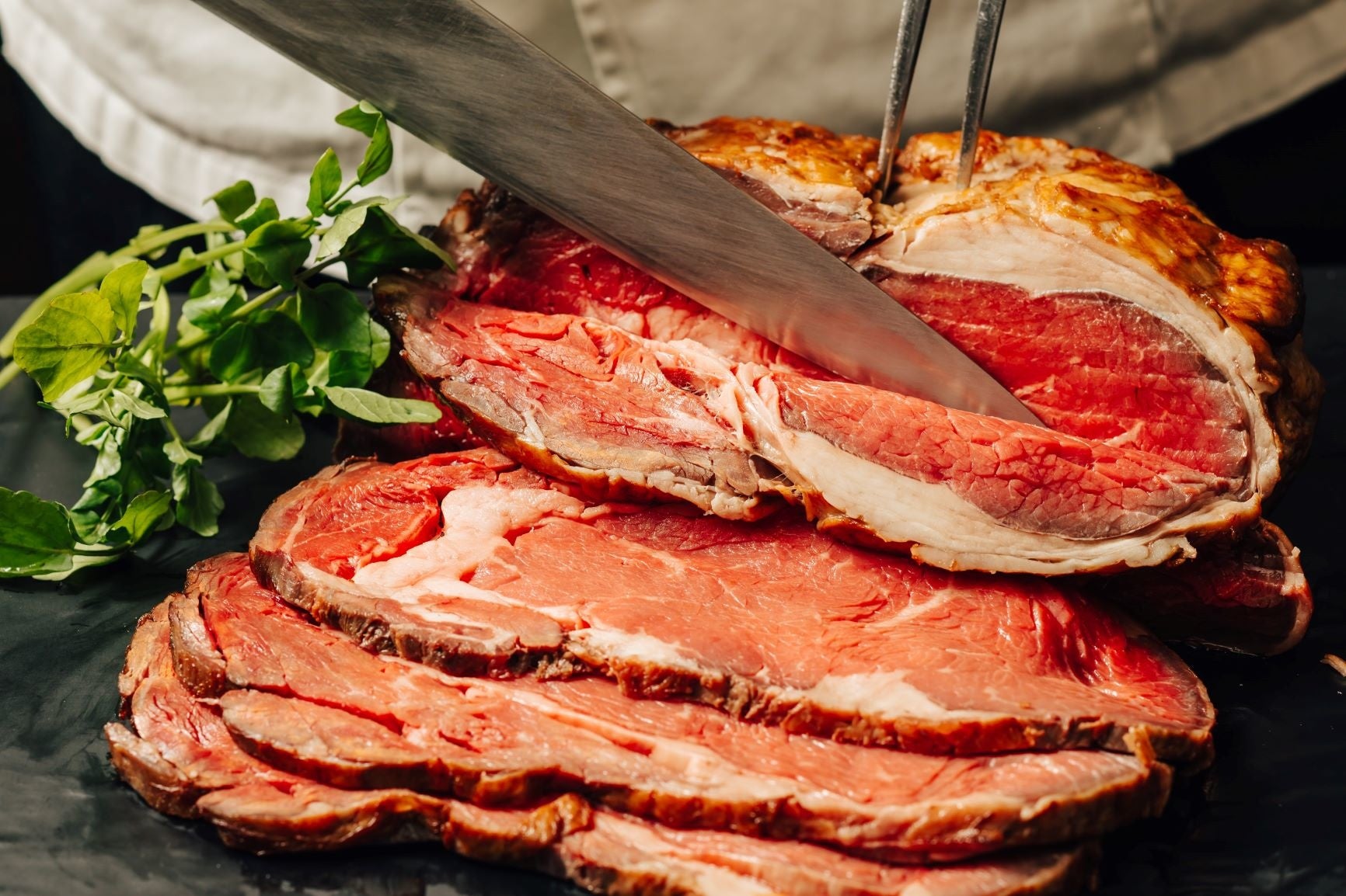 低温調理で仕上げるローストビーフ 神奈川県産の野菜添え