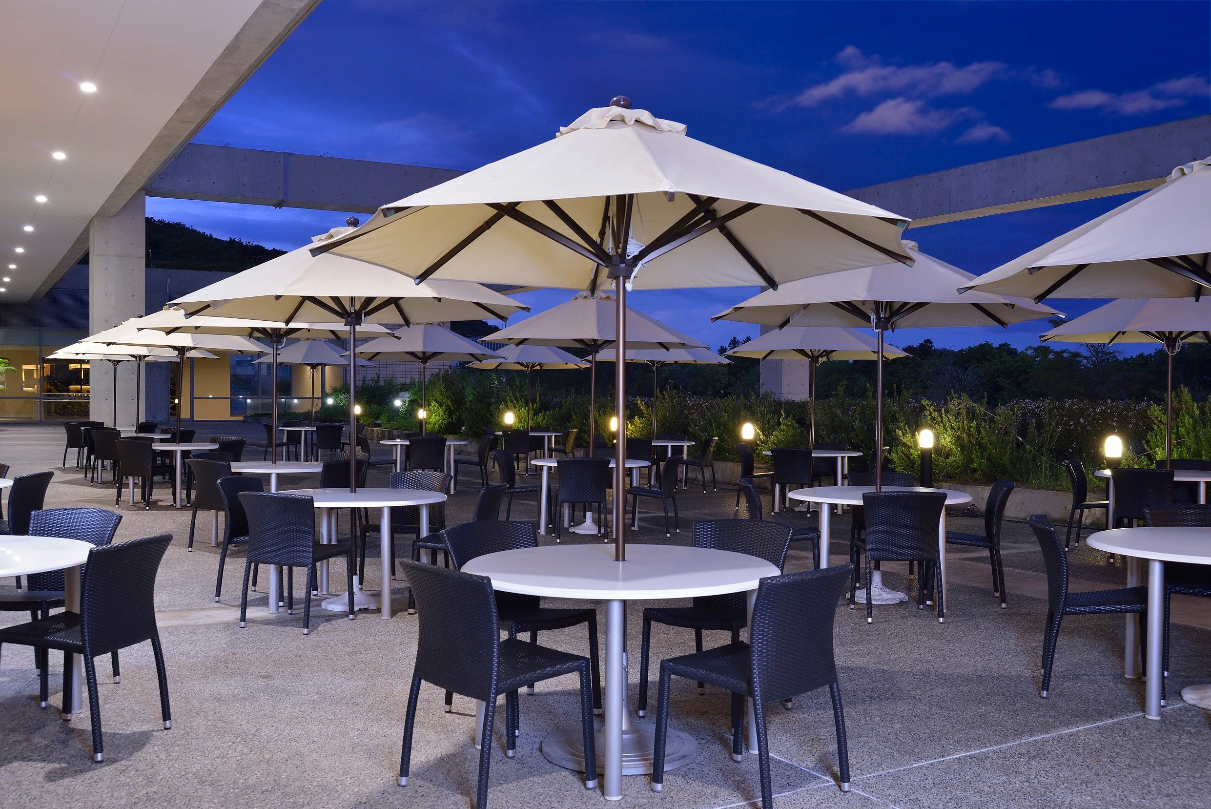 ファンダイニング「コッコラーレ」テラス席　ディナーイメージ