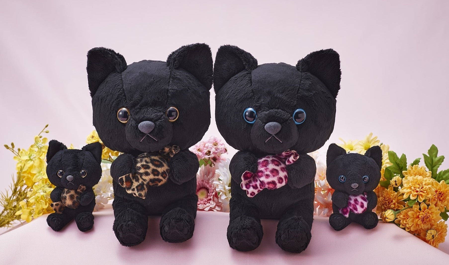 アメちゃんねこイメージ（中央：大サイズ、両脇：小サイズ）