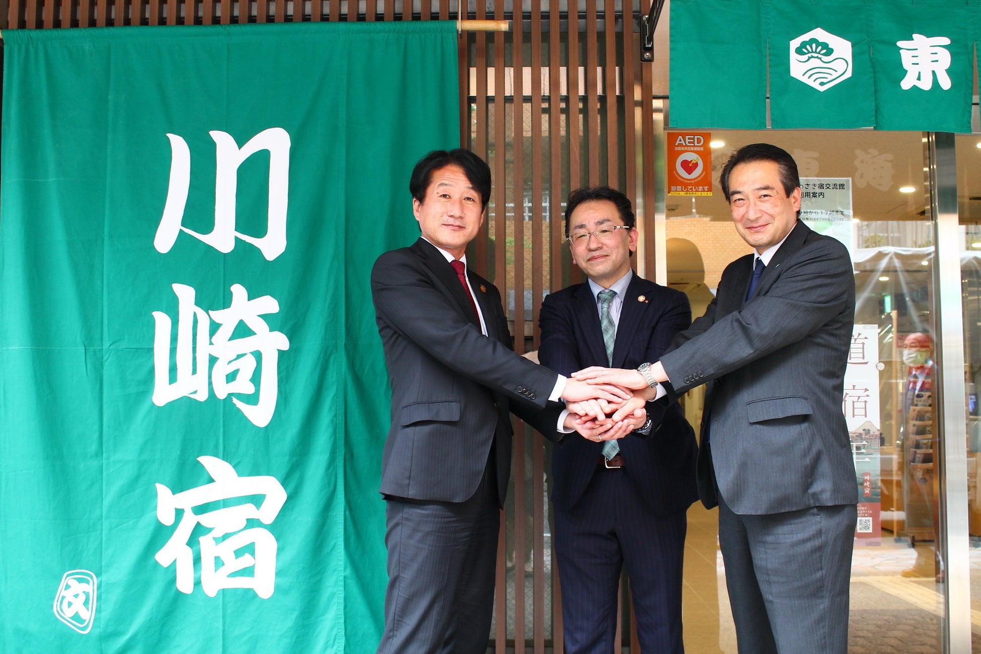 川崎キングスカイフロント東急REIホテル 総支配人 水谷 徳之(左)、川崎日航ホテル 総支配人 土谷 文明(中央)、ホテルメトロポリタン 川崎 総支配人 金田 文典(右)