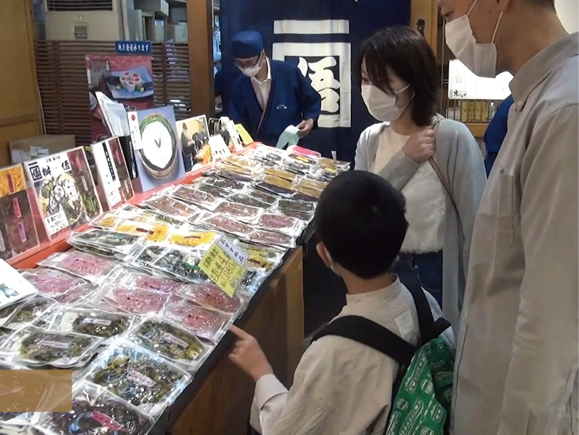 錦市場内での買い物風景