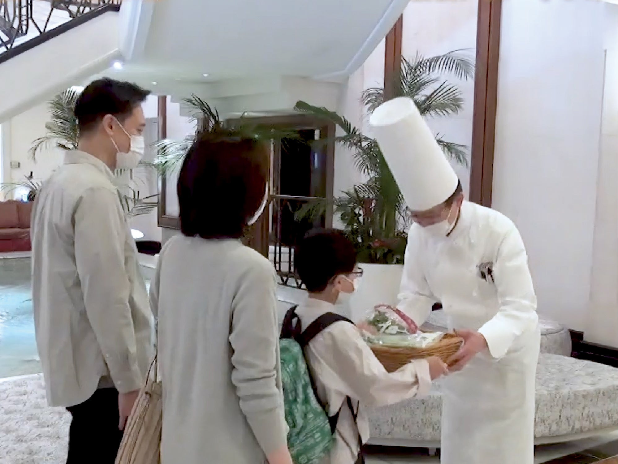 総料理長に食材を渡すシーン