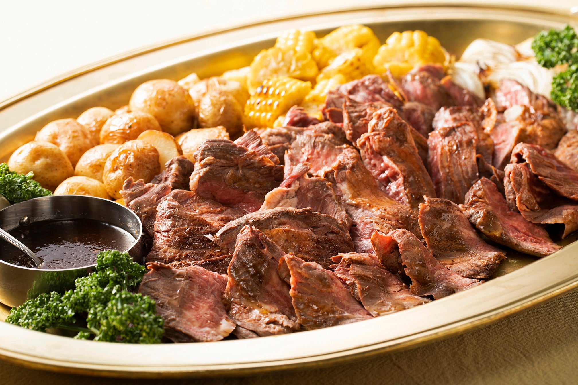 牛肉のグリルステーキ ガーリックオニオンソース