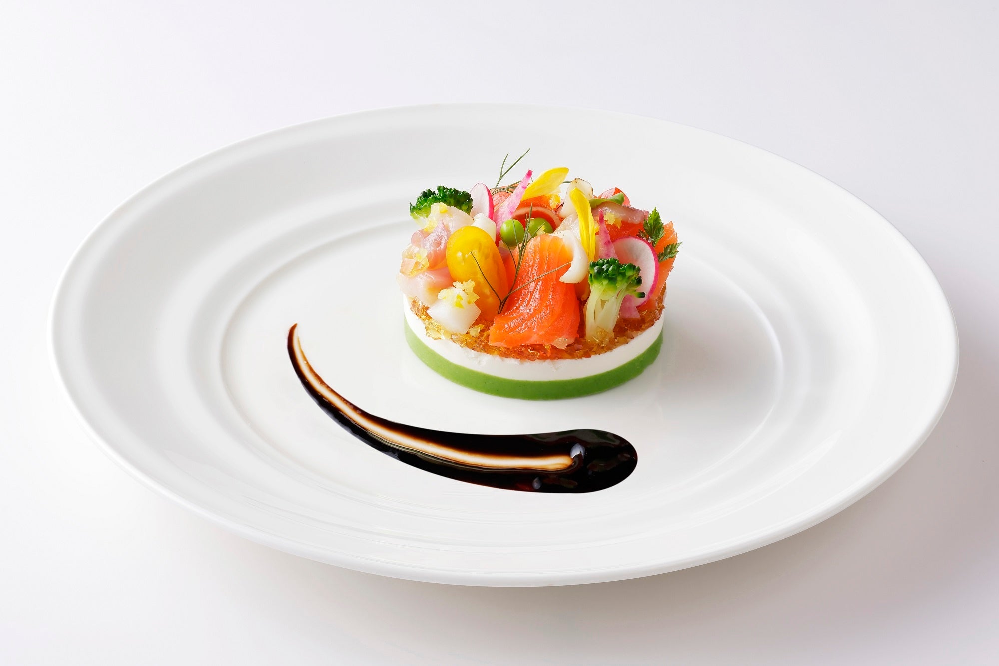 冷前菜より“十勝産百合根とブロッコリーのムース コンソメジュレ 池田町ドナルドサーモンとツブ 北寄のマリネ